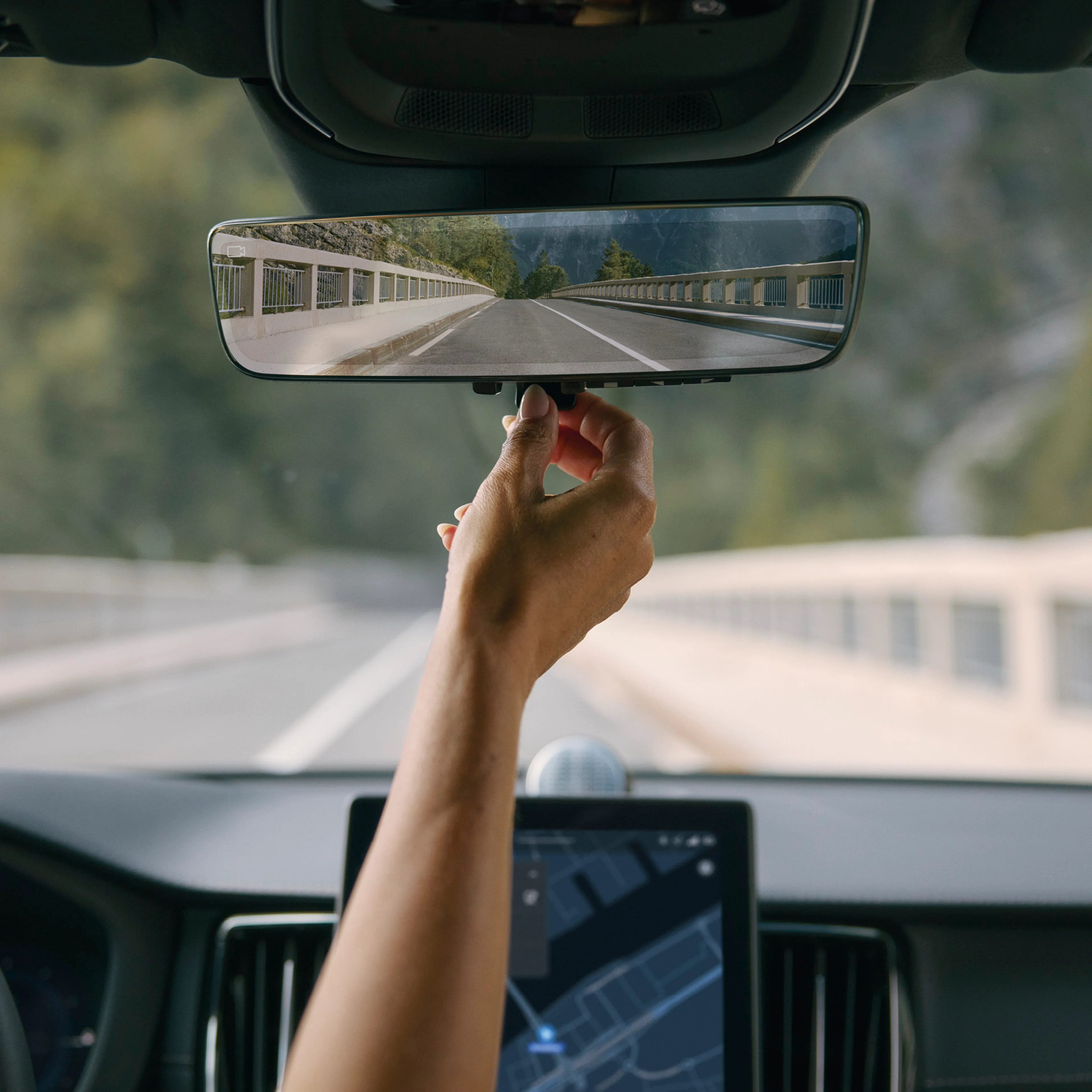 Wnętrze XC60 pokazane lusterko górne