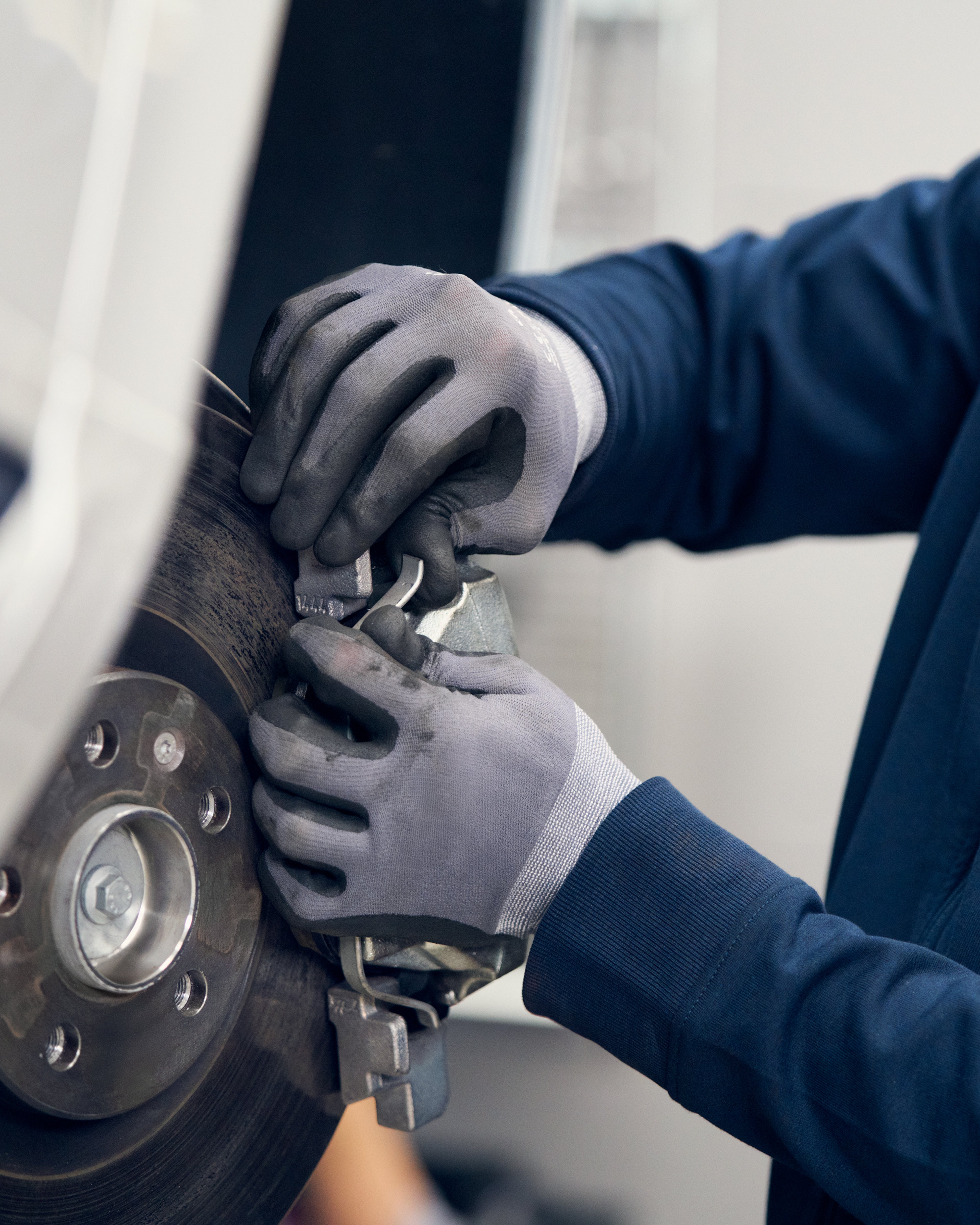 Volvo servicetekniker reparerar bil