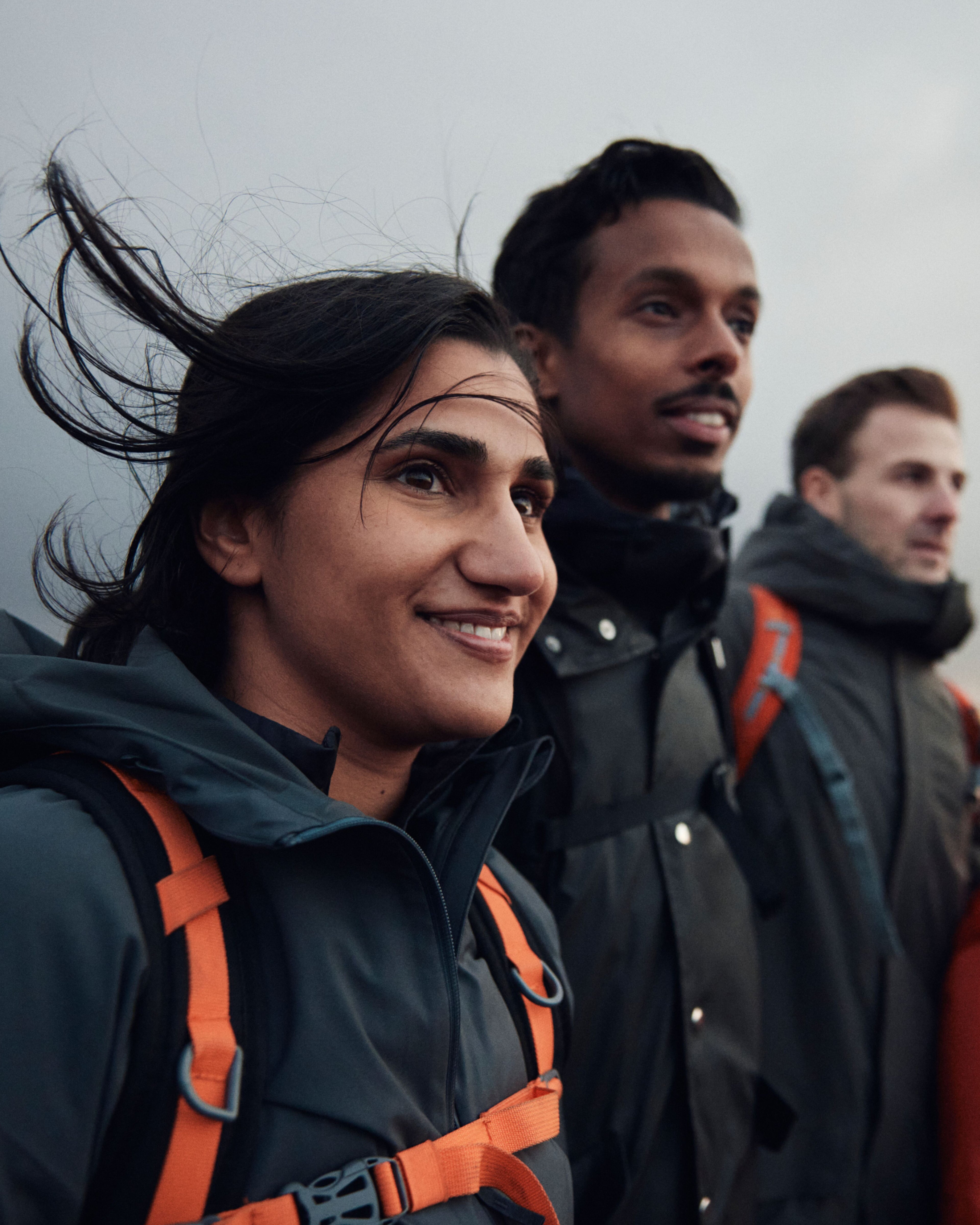 Drei Volvo Fahrzeuge stehen auf einem Dach vor einer Hochhaus-Skyline