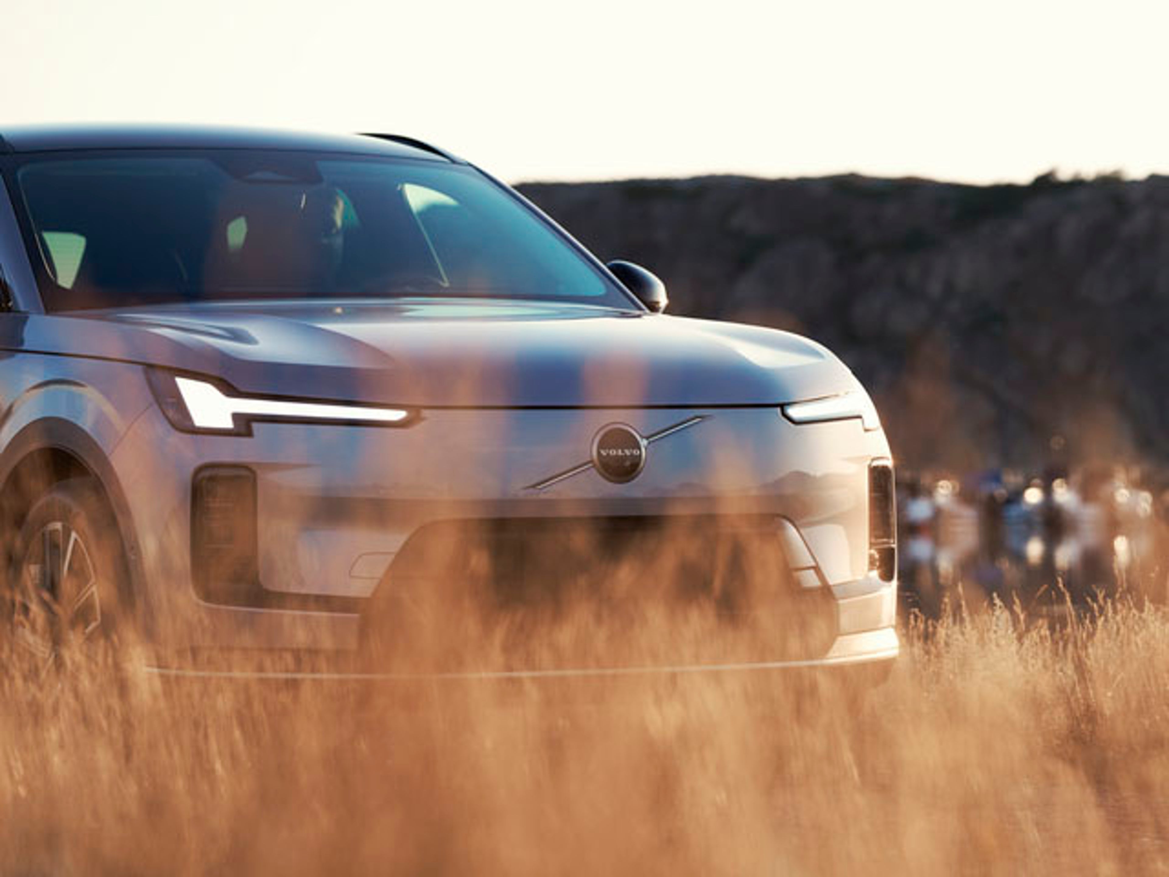 Un vehículo Volvo el frontal