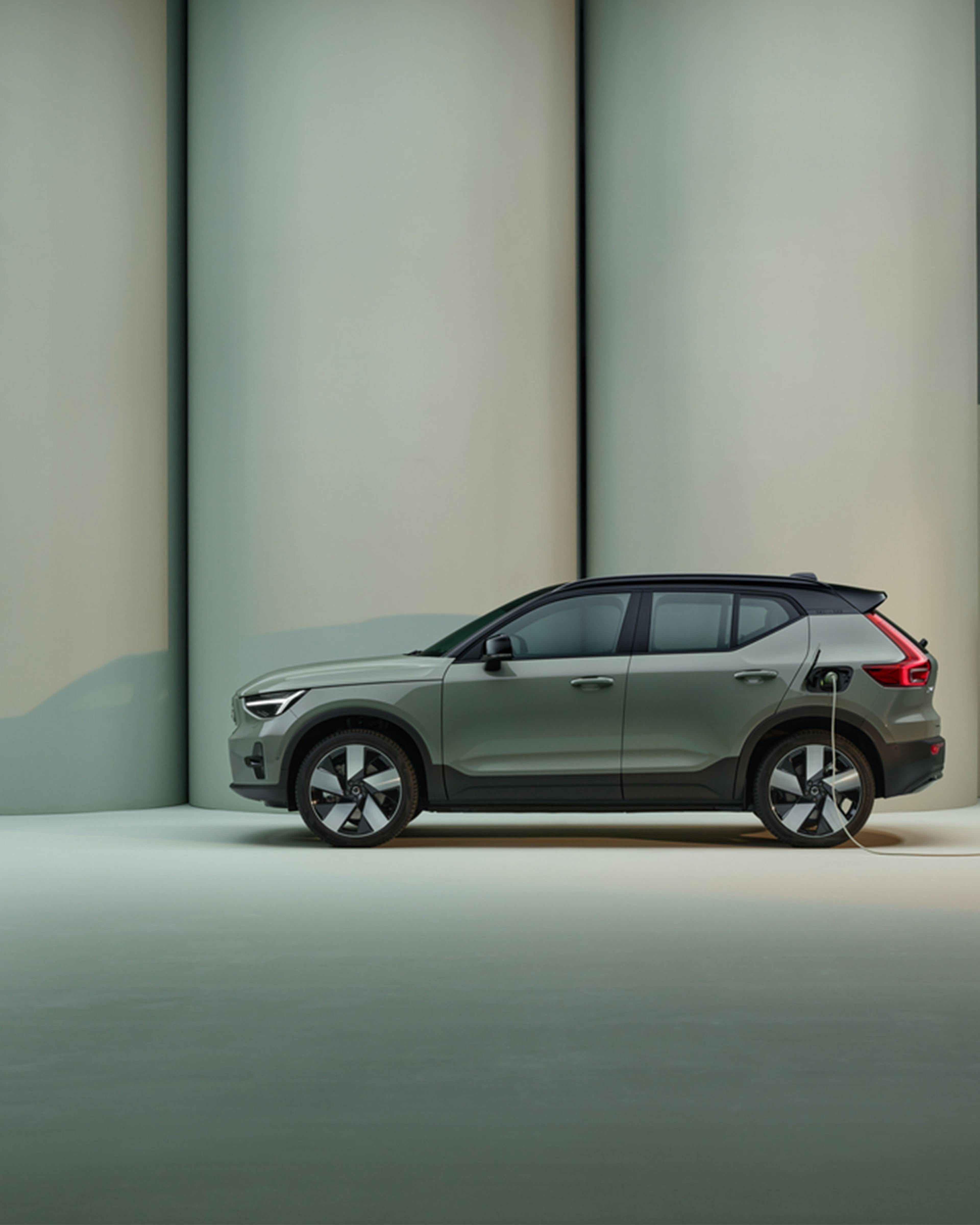 The left side profile of a Sage Green XC40 Recharge Pure Electric