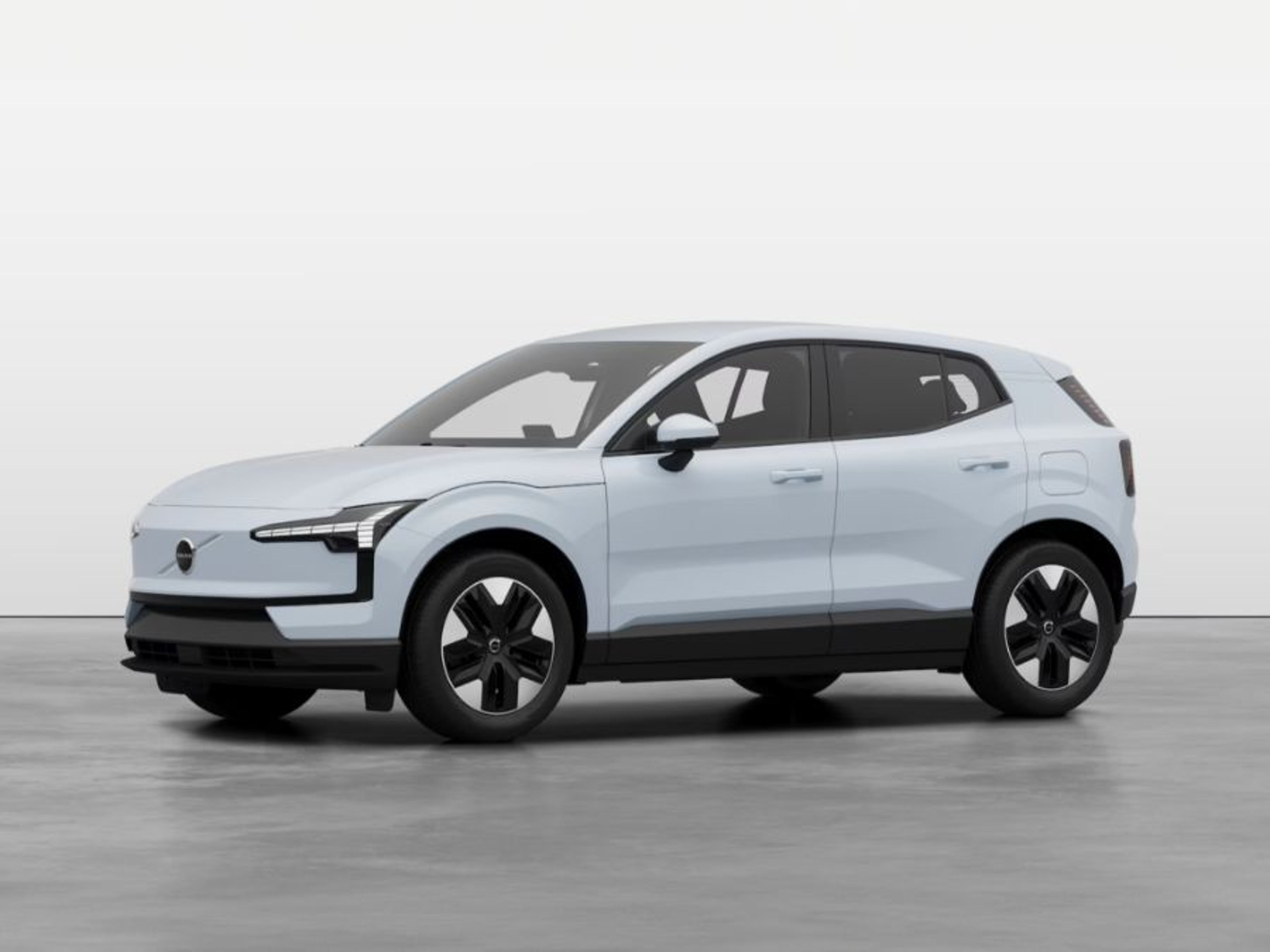 Svetlomodri Volvo EX30 v studijskem okolju.