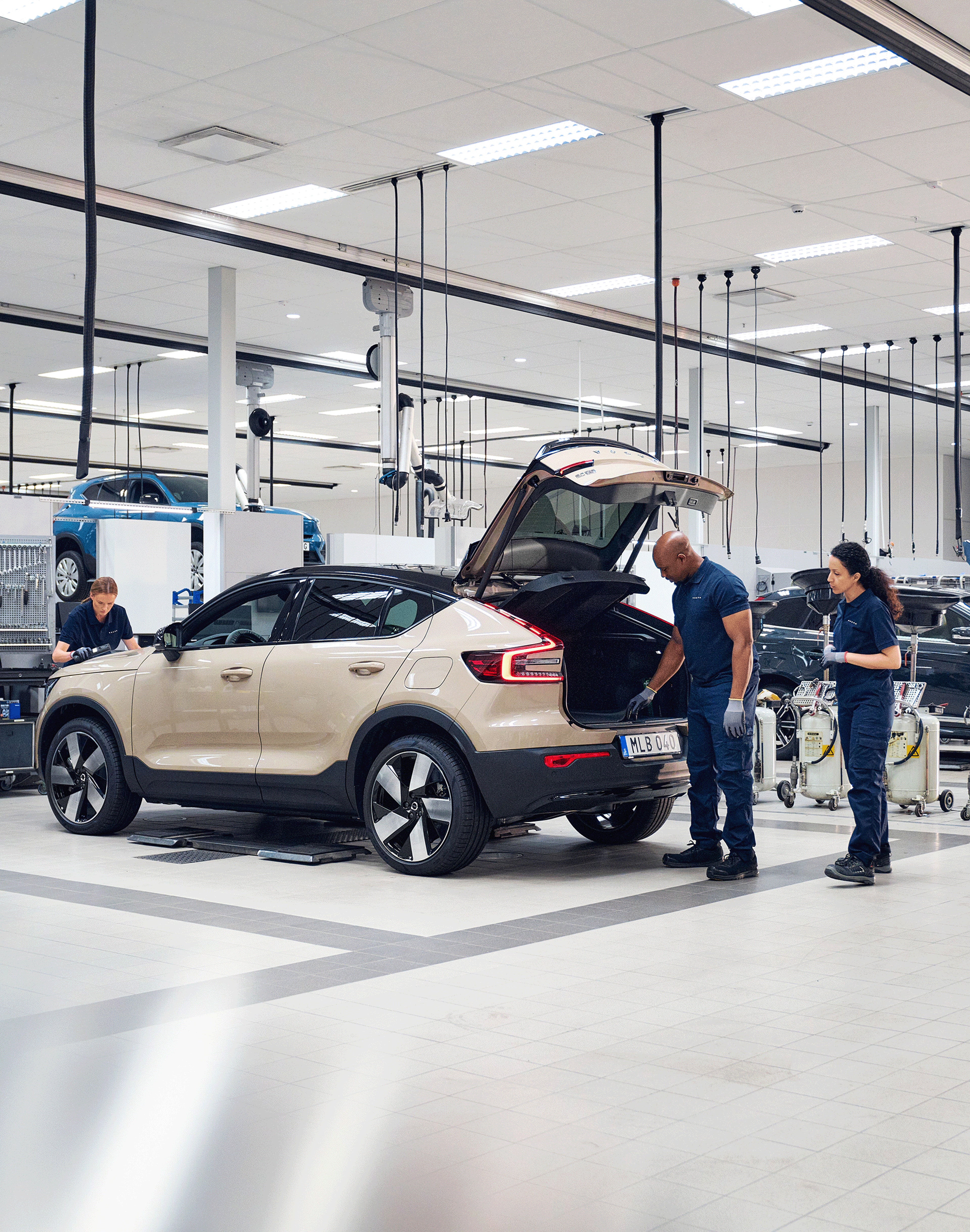 Volvo Mitarbeitende arbeiten an einem Volvo.