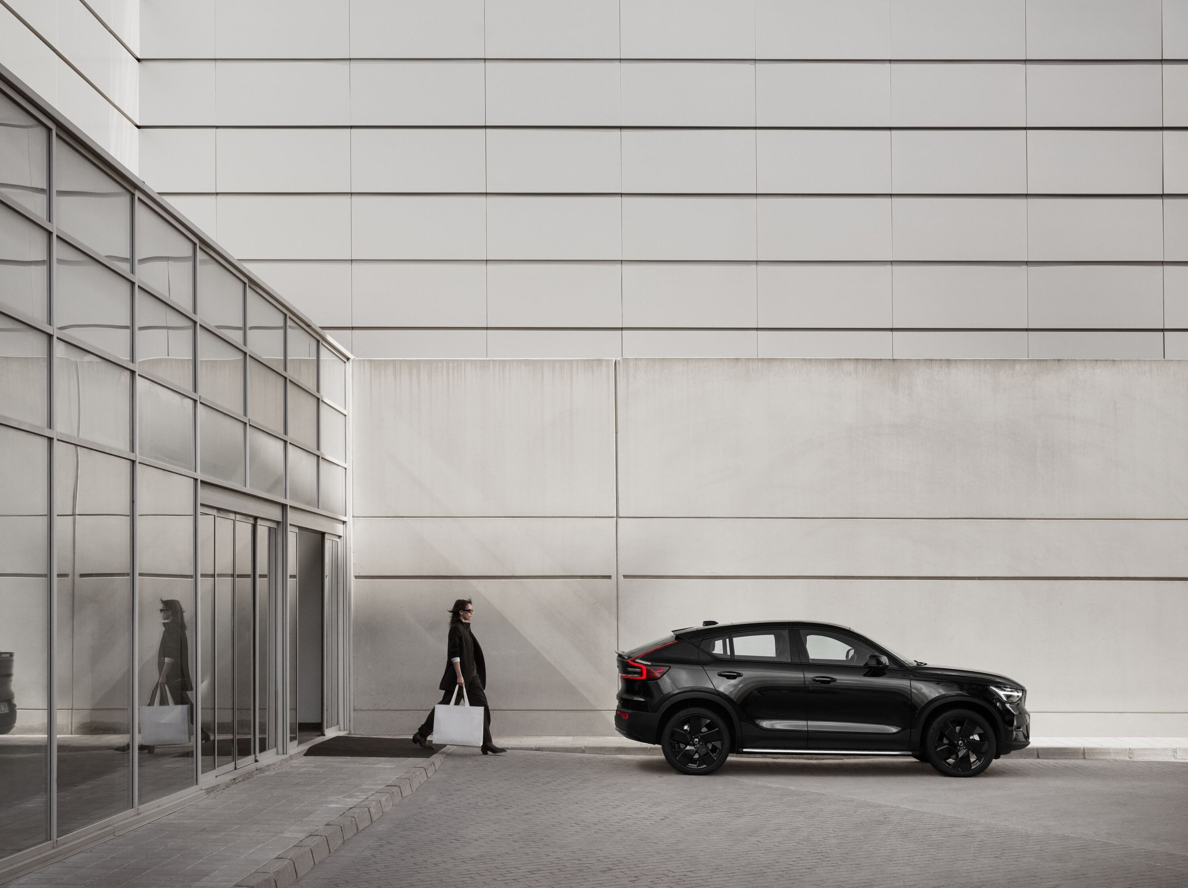 Side profile of the EC40 Black Edition with woman walking to car
