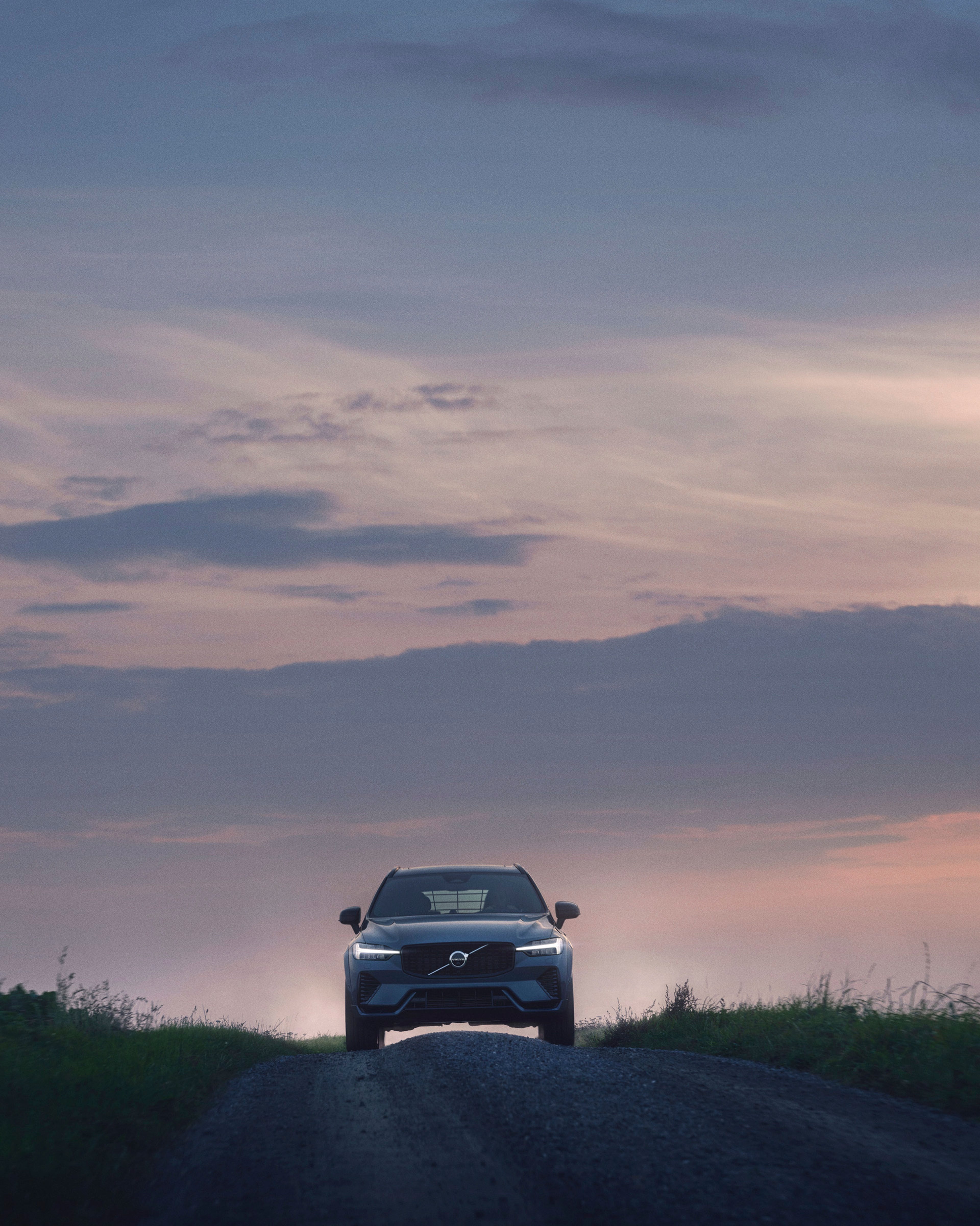 Volvo XC60 SUV y un atardecer