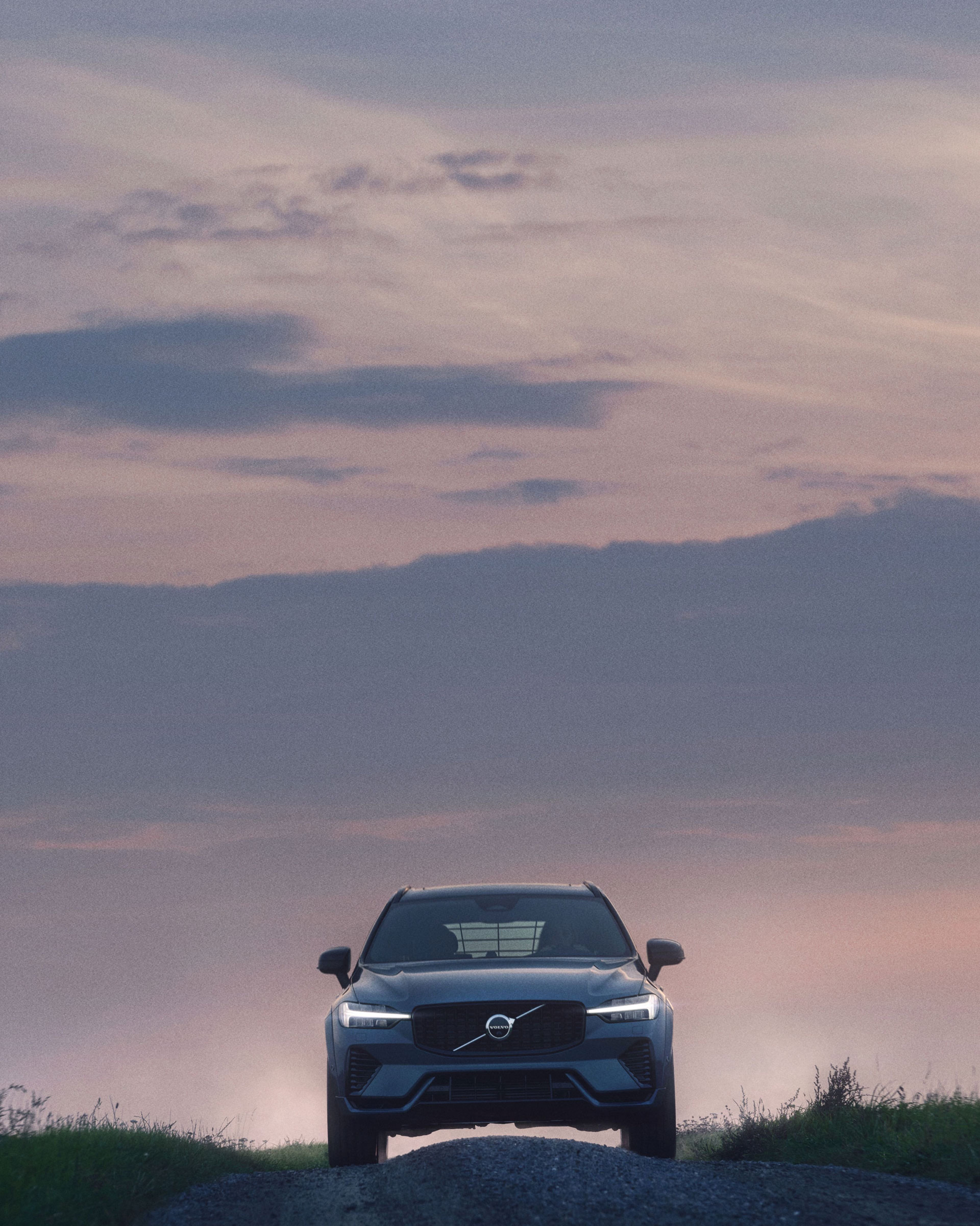 Un vehículo Volvo sobre un camino de terracería.