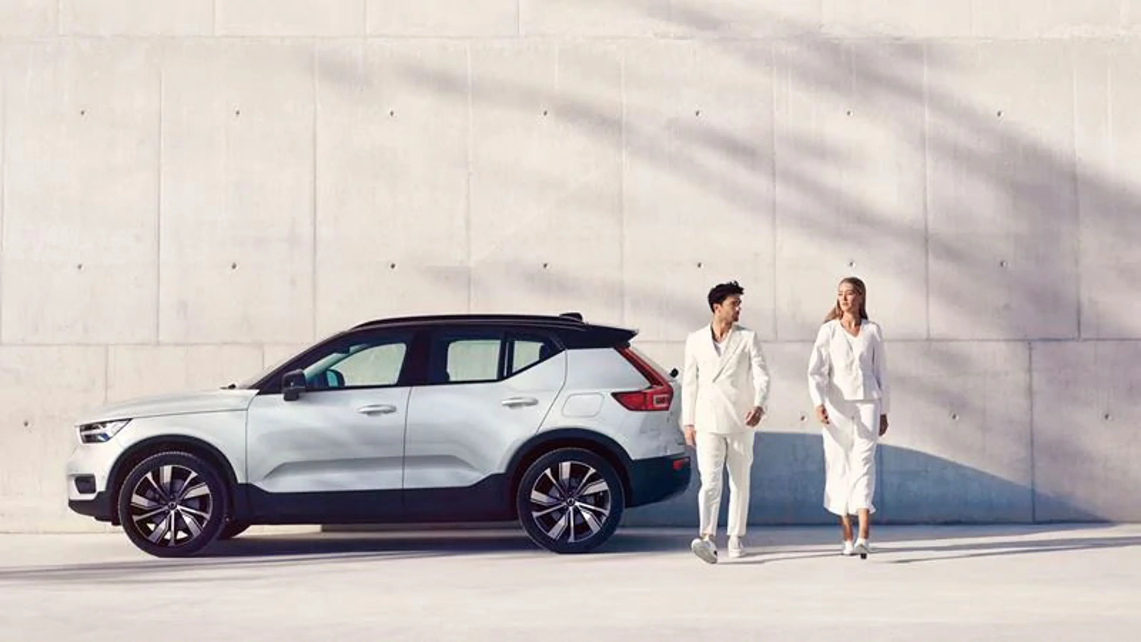 XC40 sett fra siden, med 2 person kledd i hvitt