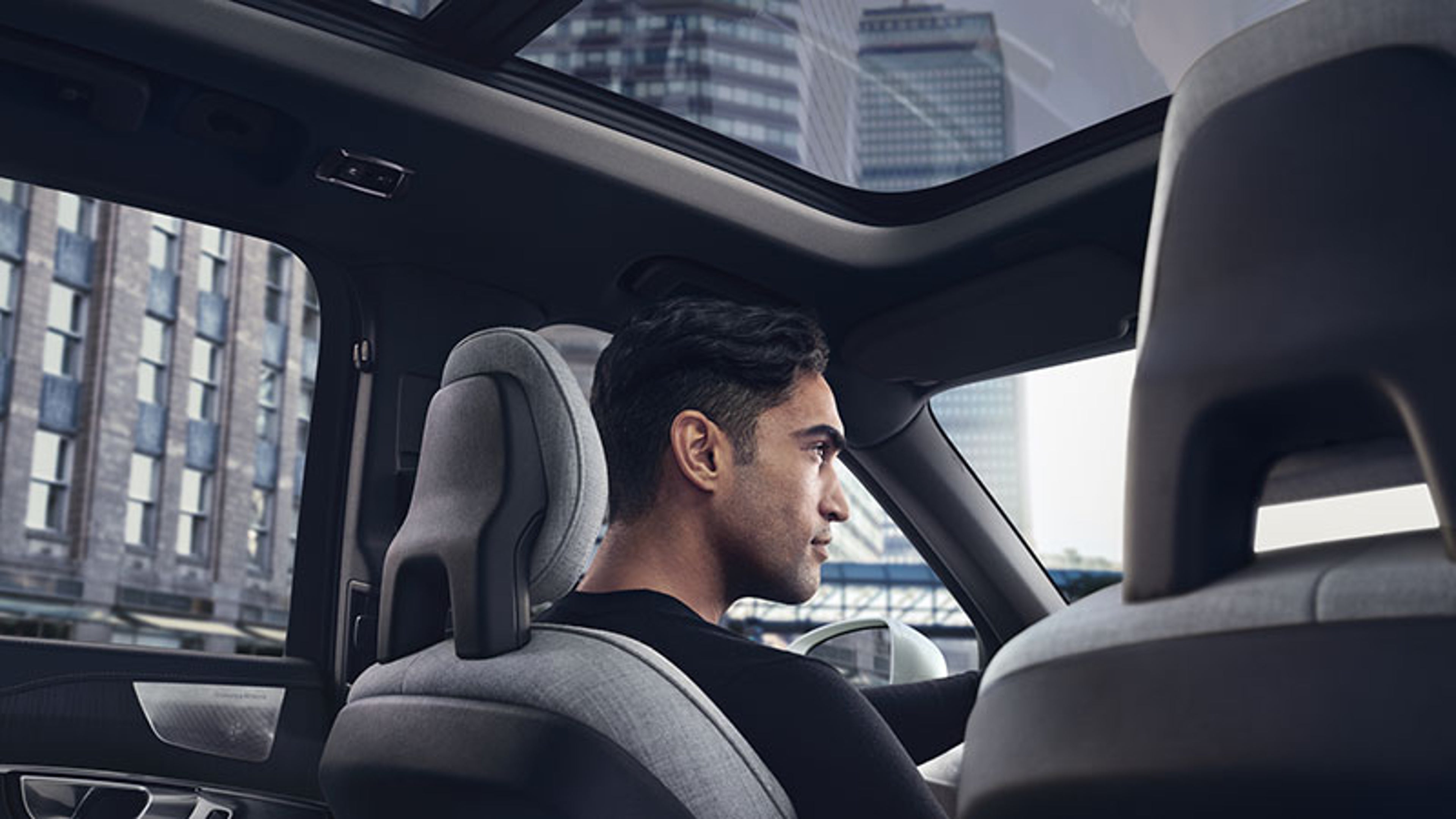 Homme au volant d'une Volvo