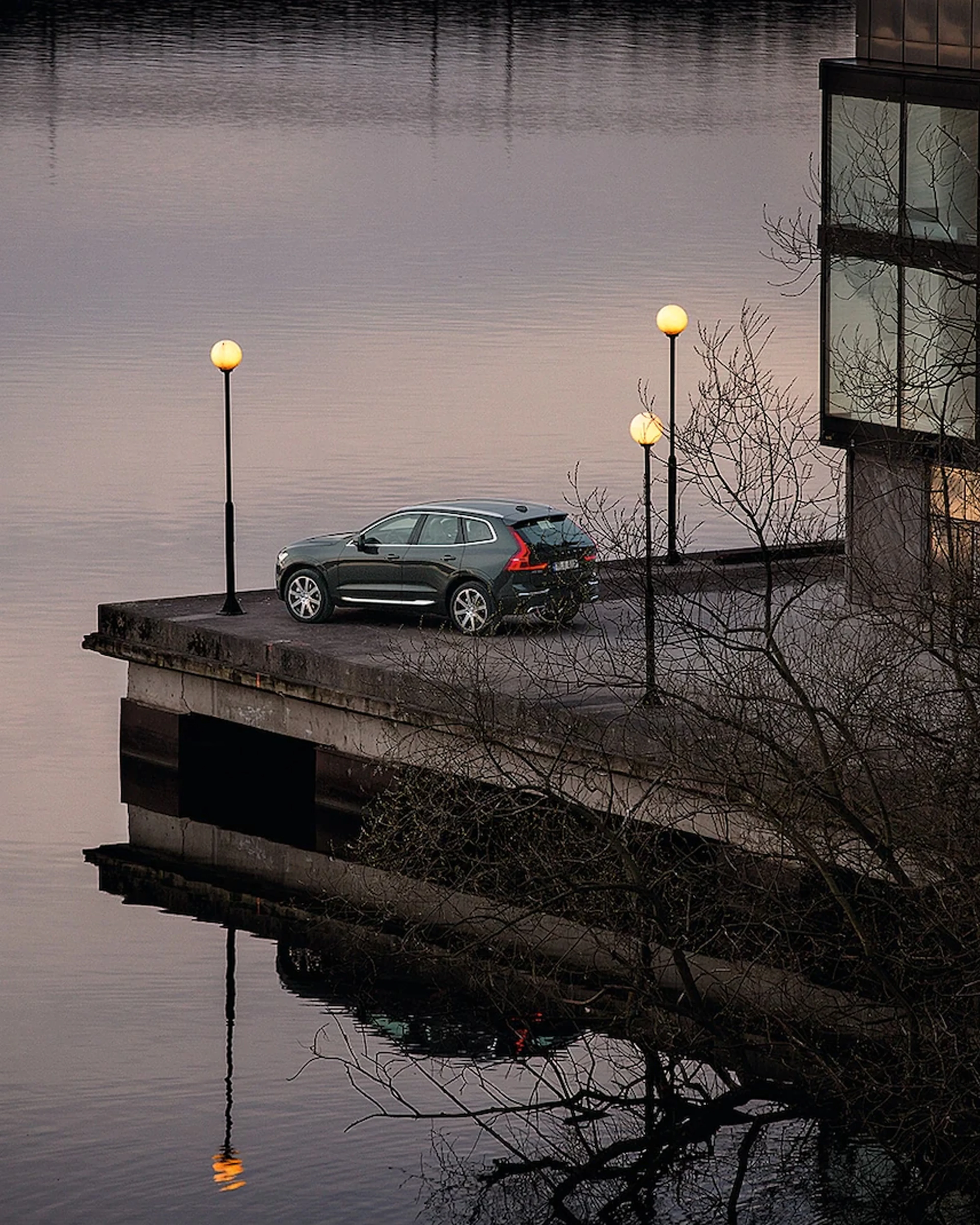 XC60 parkert ved havet