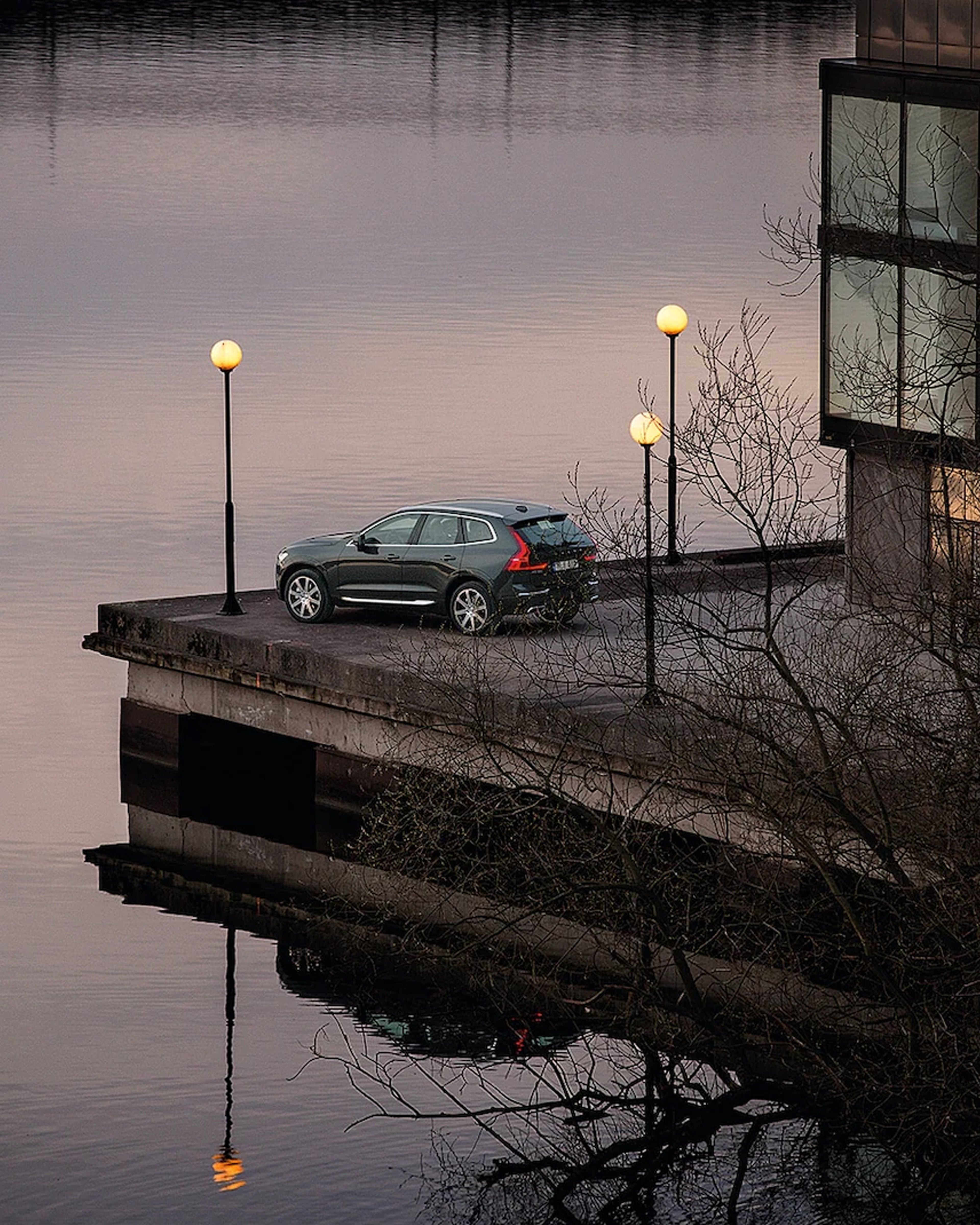 XC60 parkert ved havet