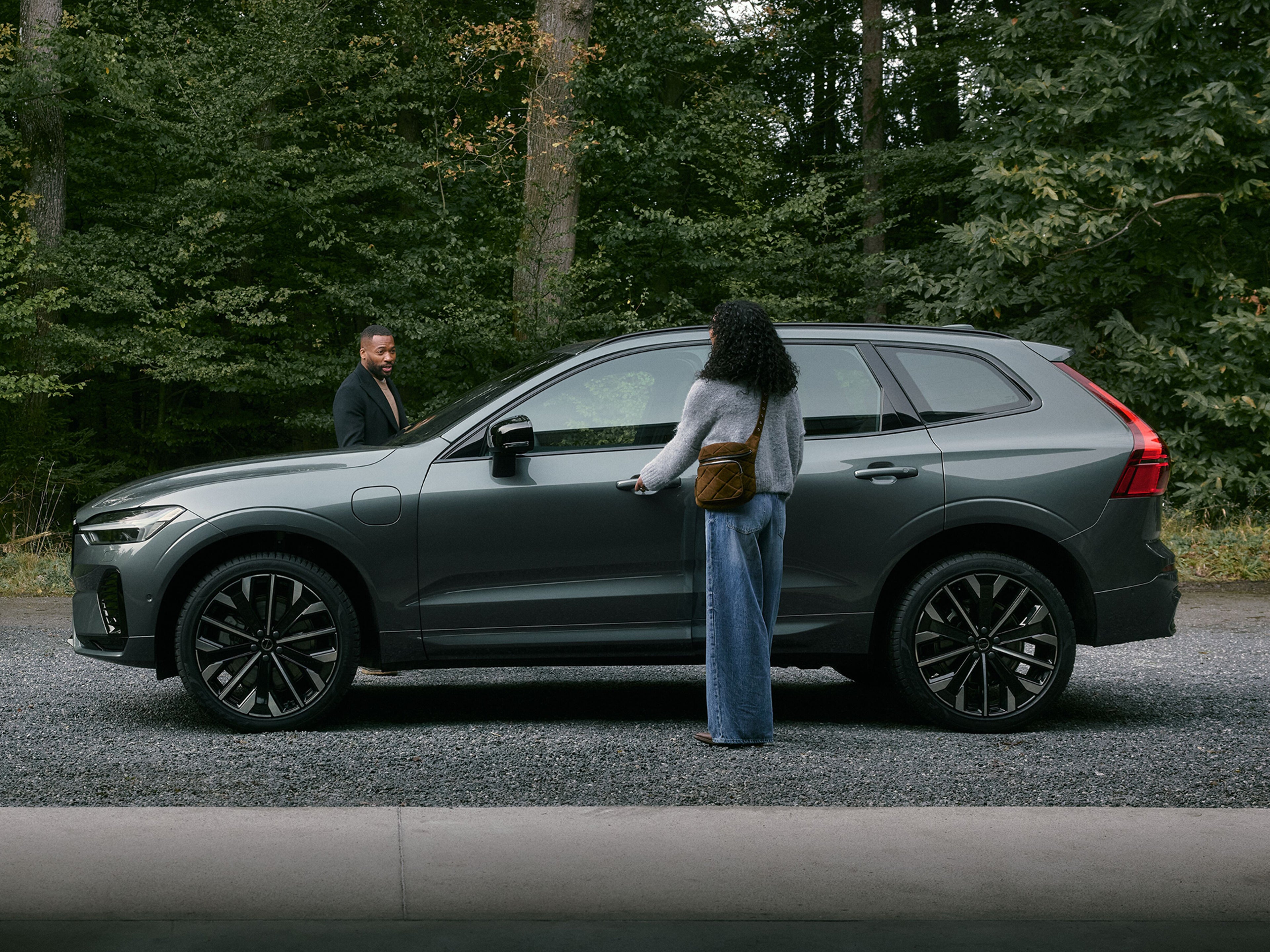 Zwei Personen steigen in einen Volvo XC60