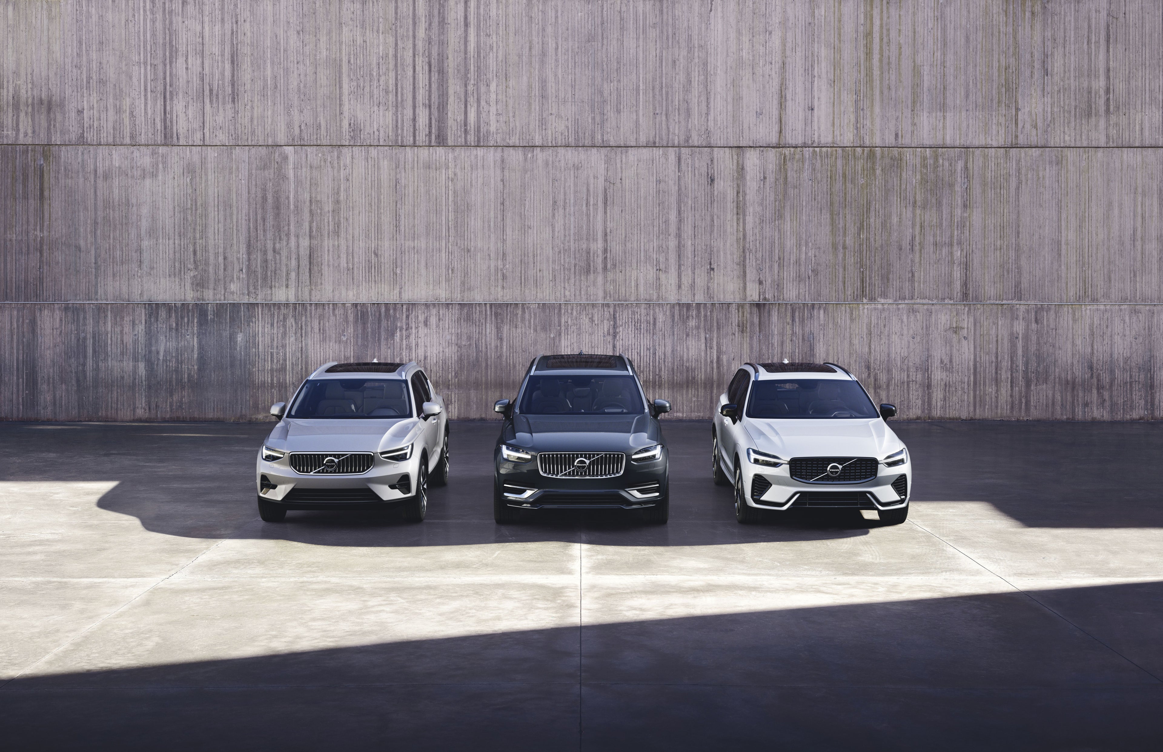 Samochód Volvo przy ścianie budynku