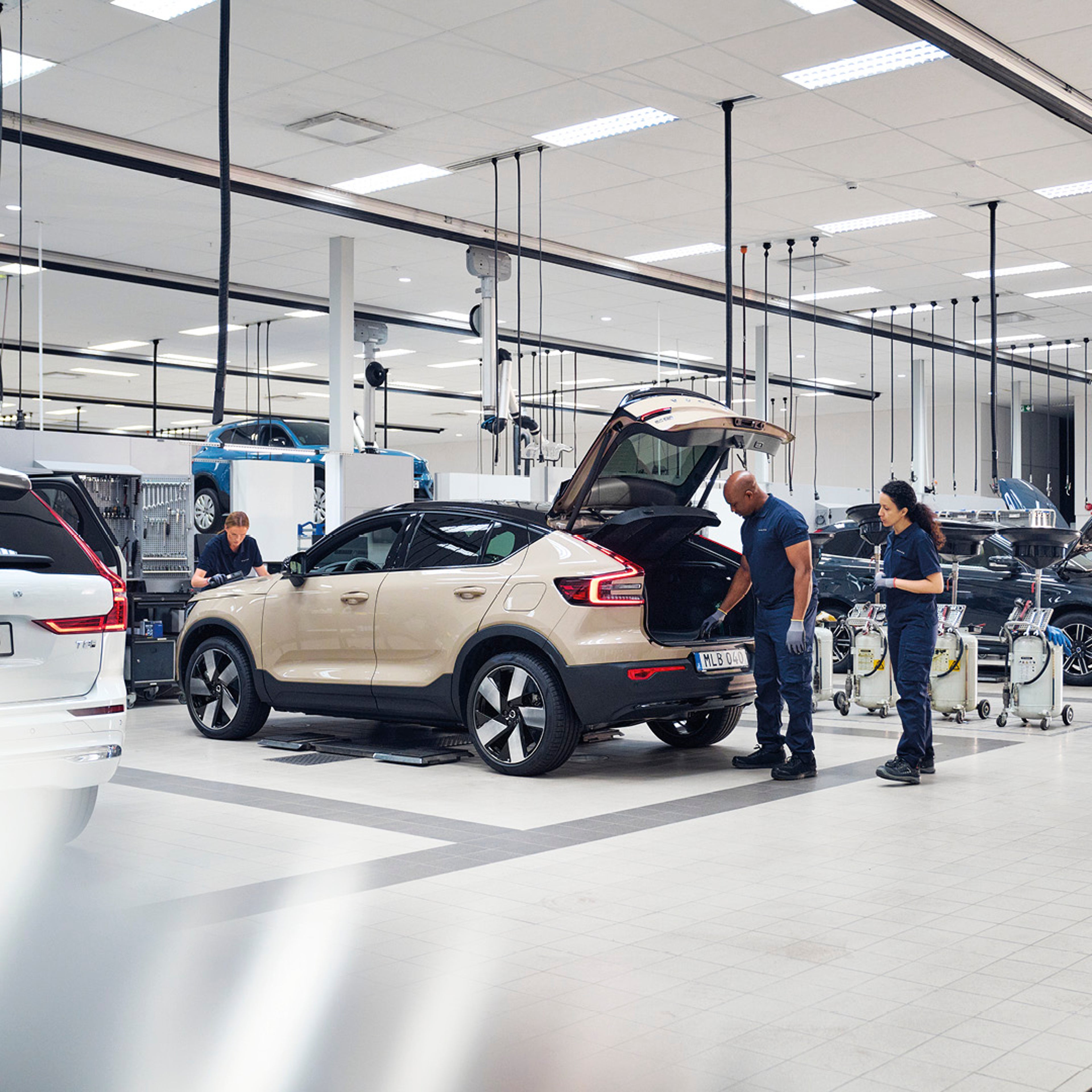 Serwis Volvo pracownicy przy aucie