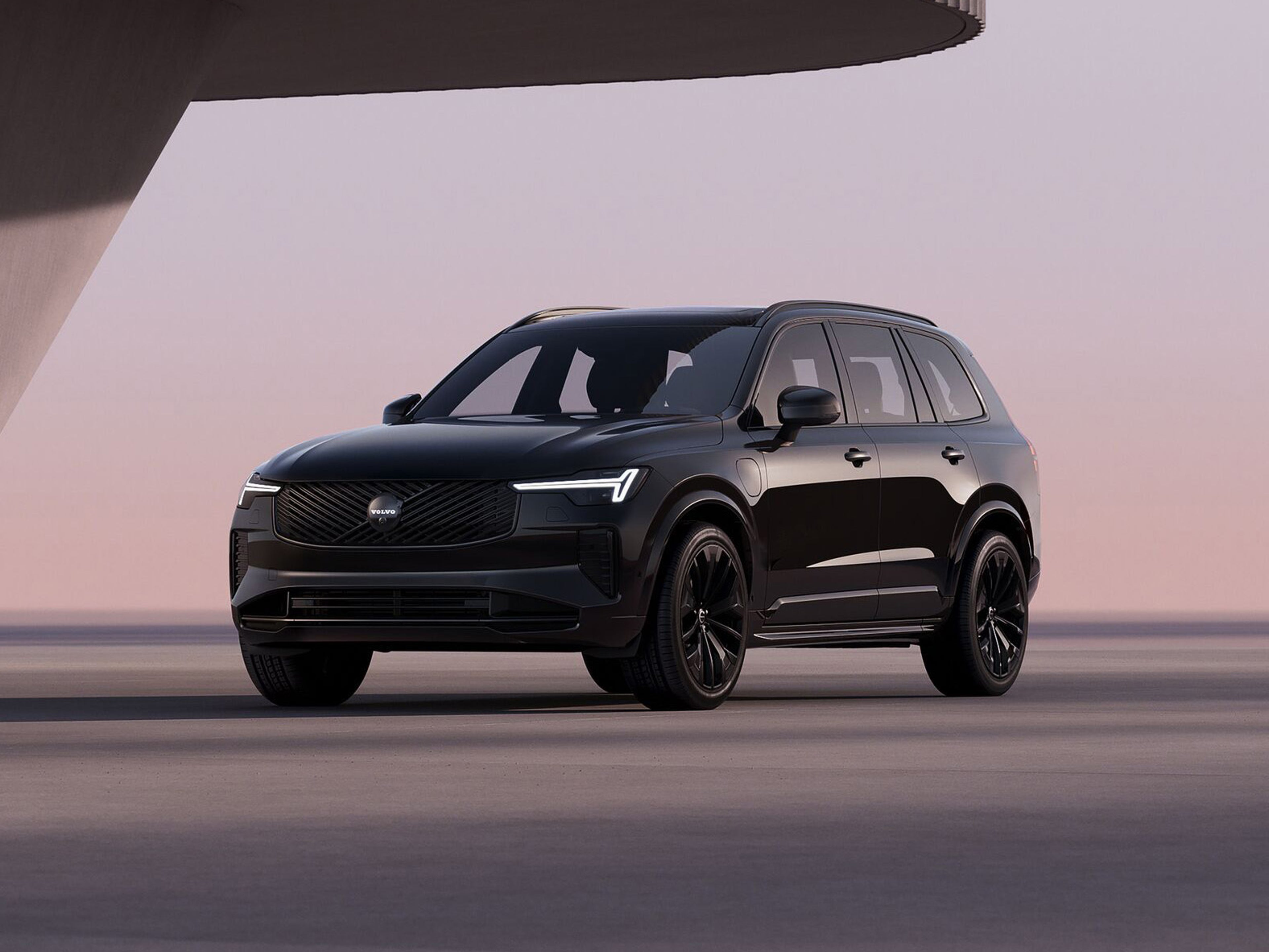 Side view of XC90 plug-in hybrid black edition