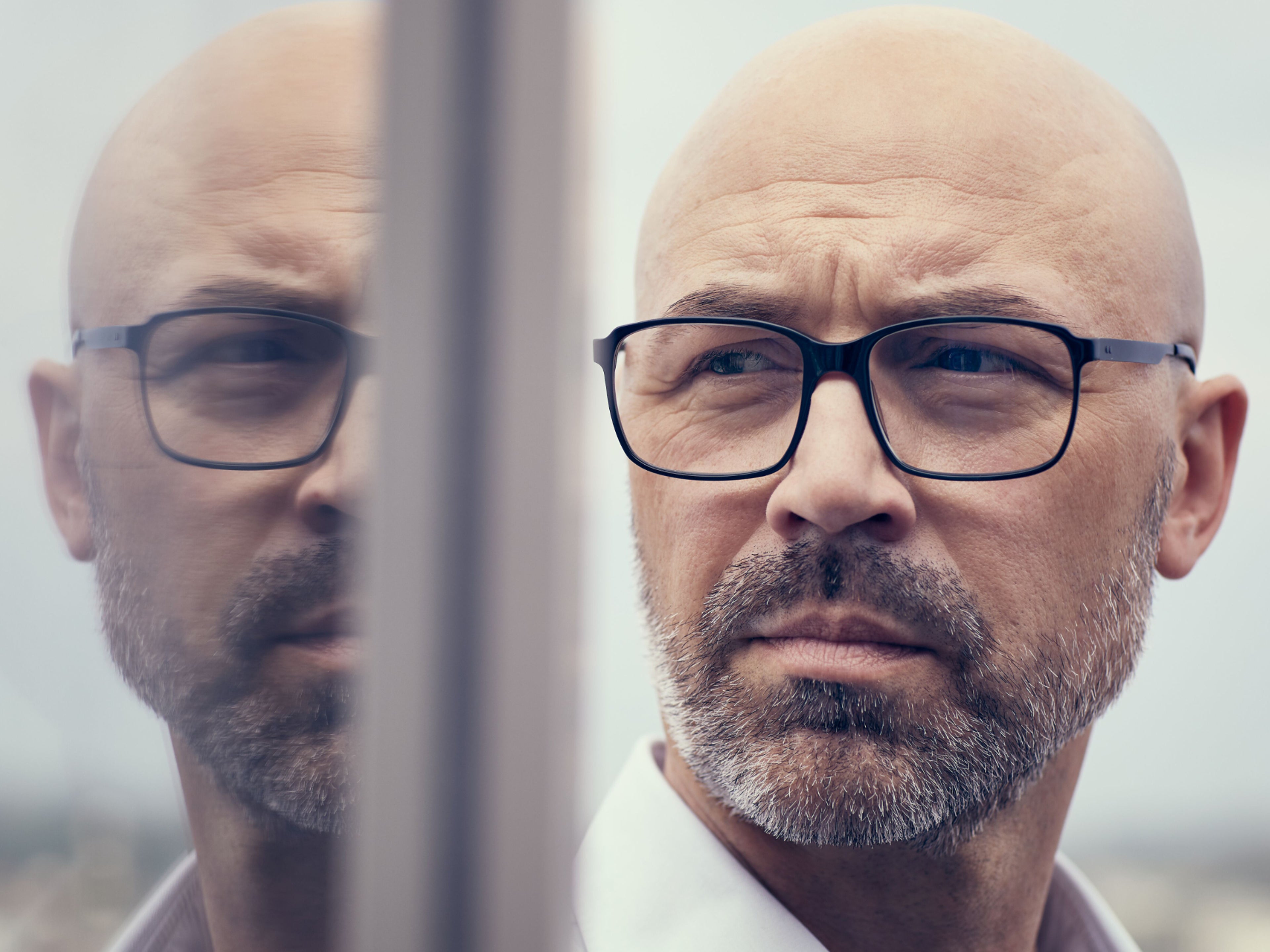 Close Up eines männliches Gesicht mit Brille.
