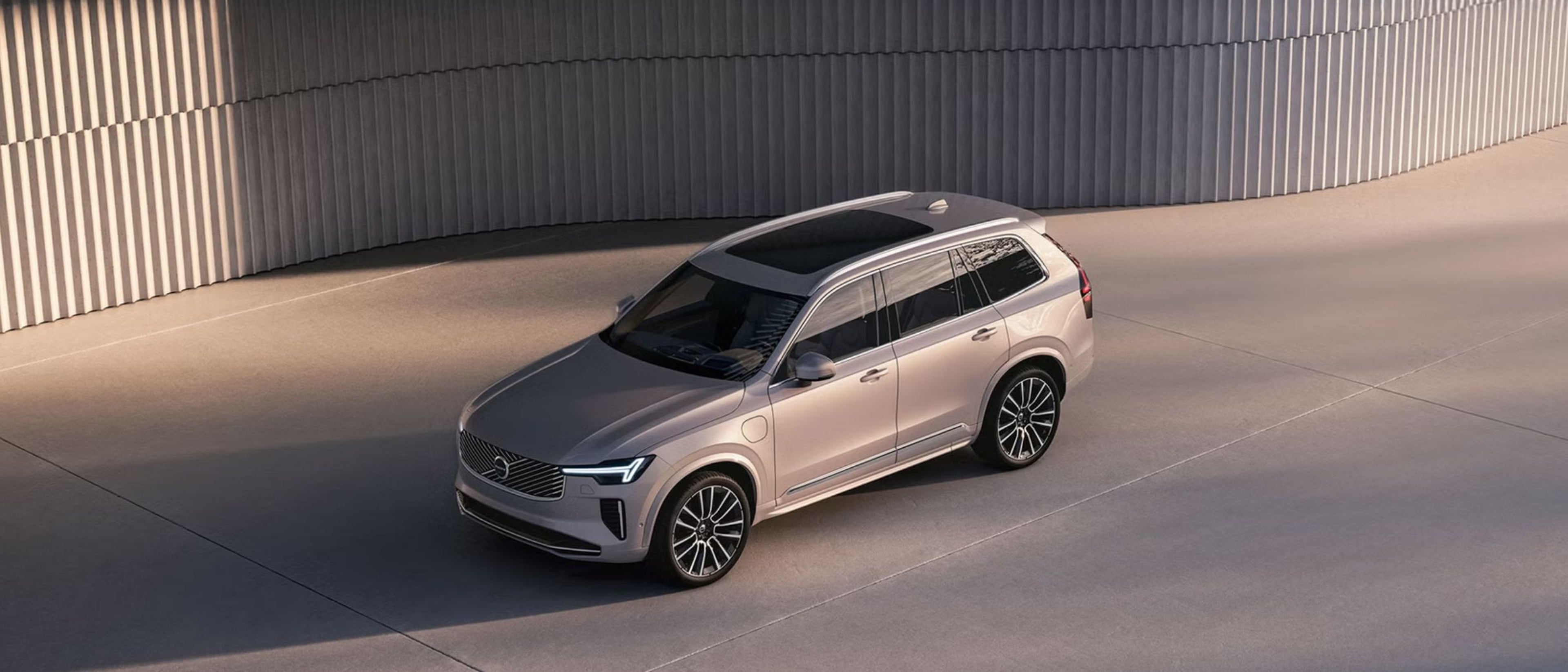 volvo xc40 with silver color with black roof and gray background