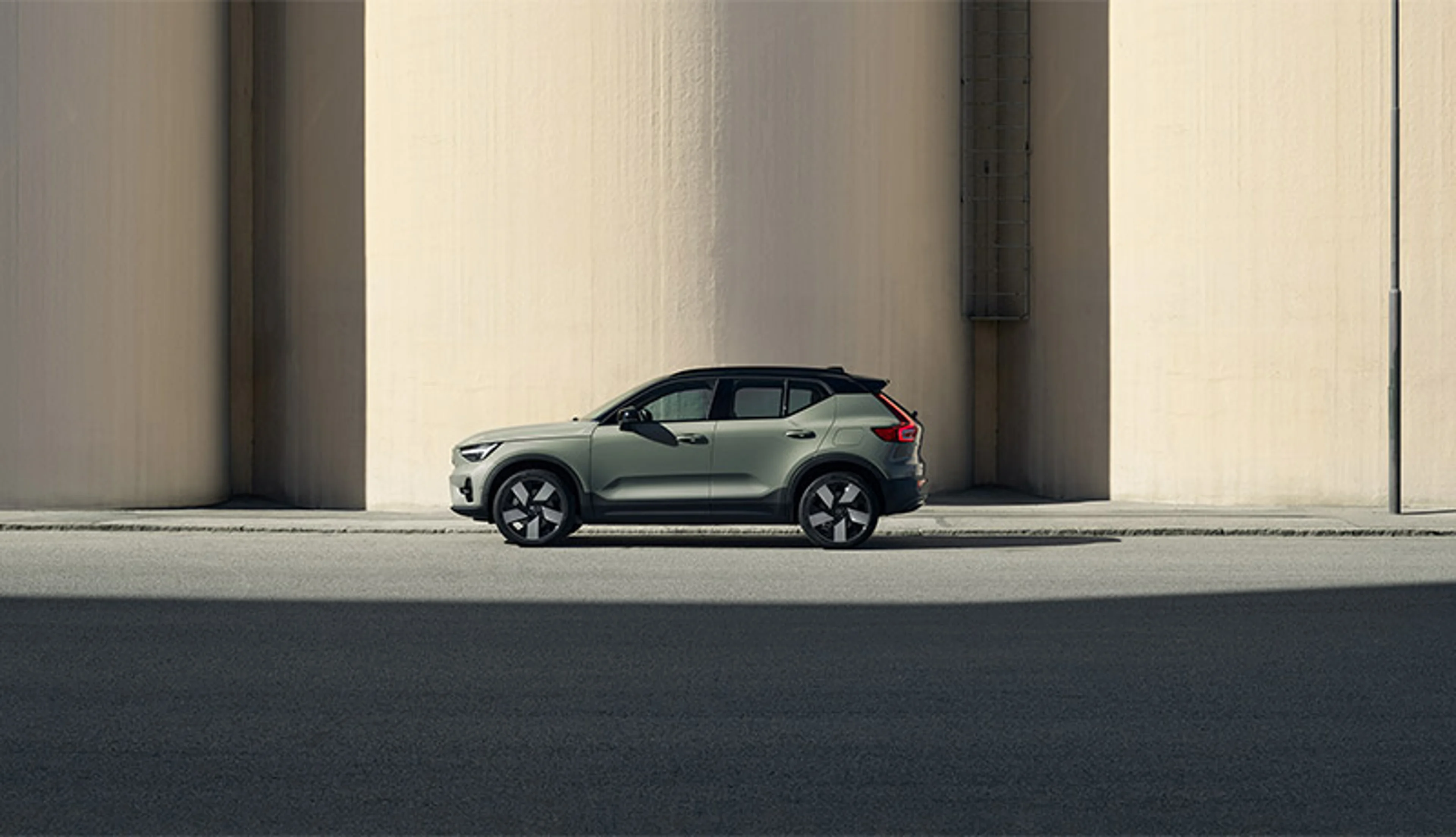 Volvo EX40 Recharge vu de profil