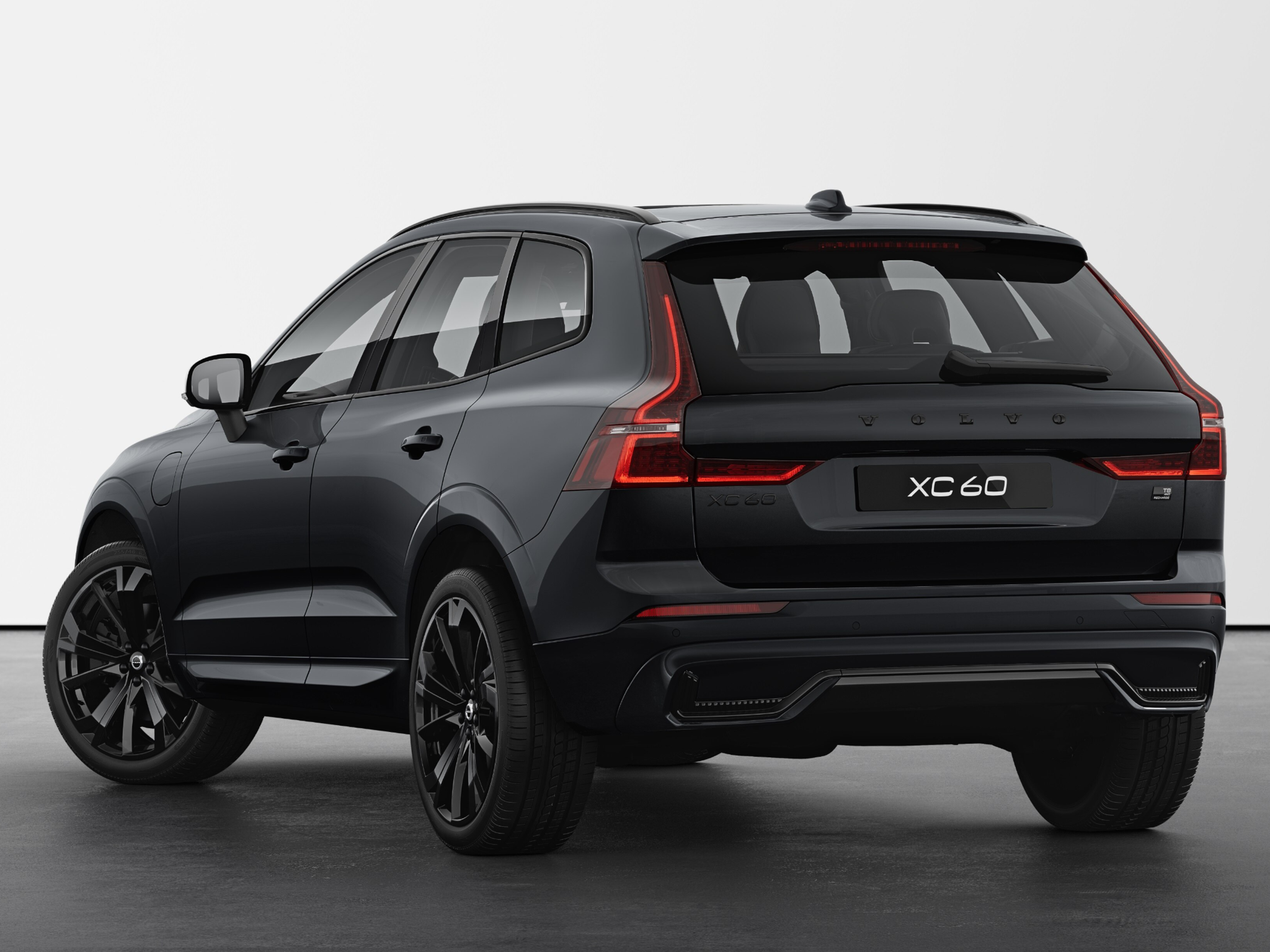 Der schwarze Volvo Xc60 in der viertel Rückansicht.