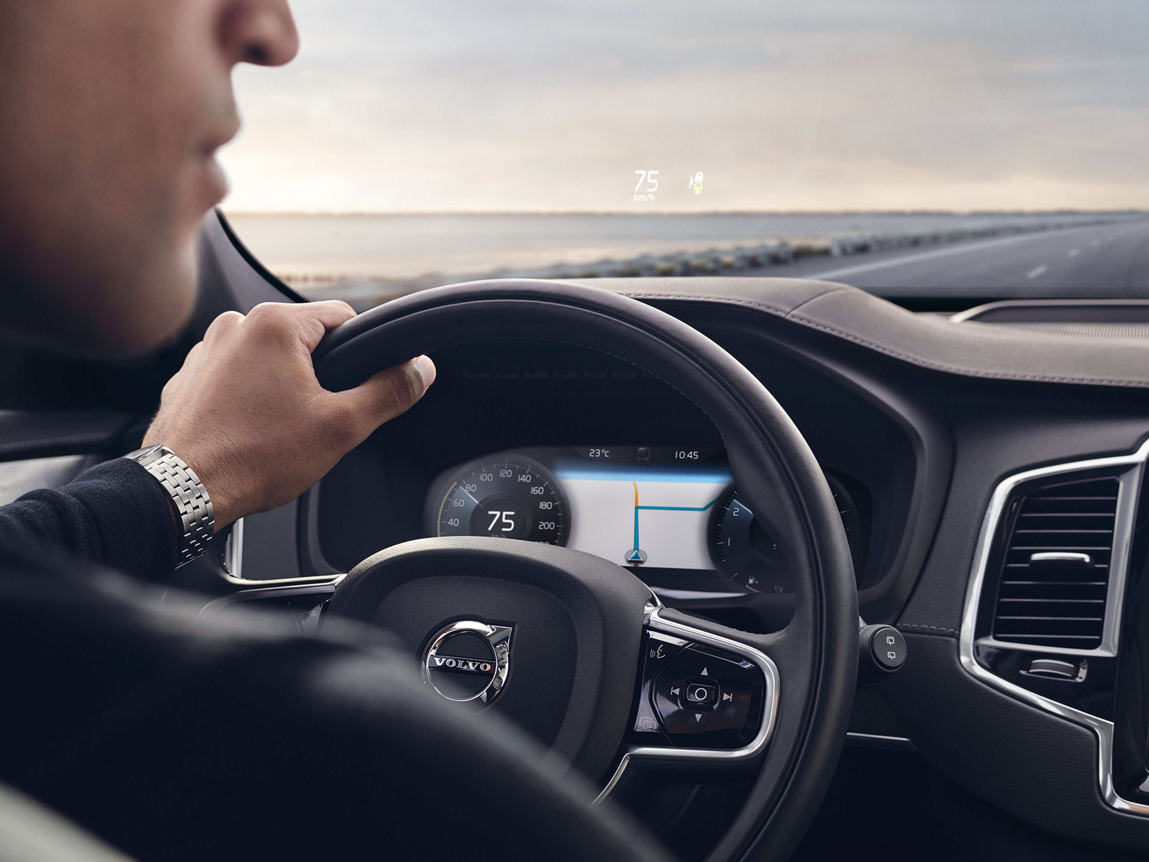 Homem ao volante de um volto com a navegação de GPS com visor por cima do volante