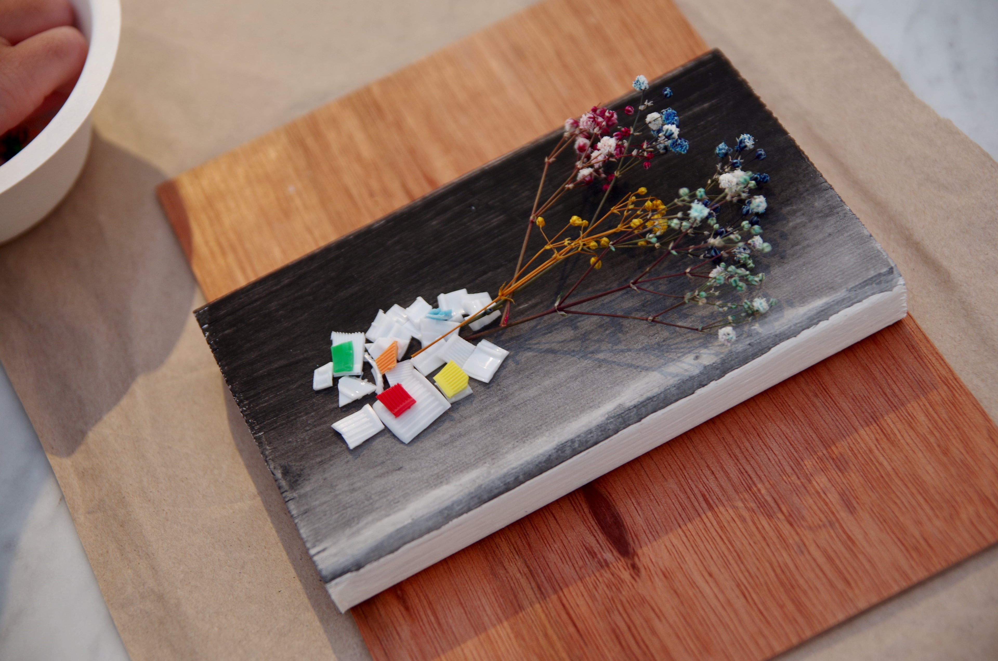 海洋ゴミが色とりどりのアート作品に