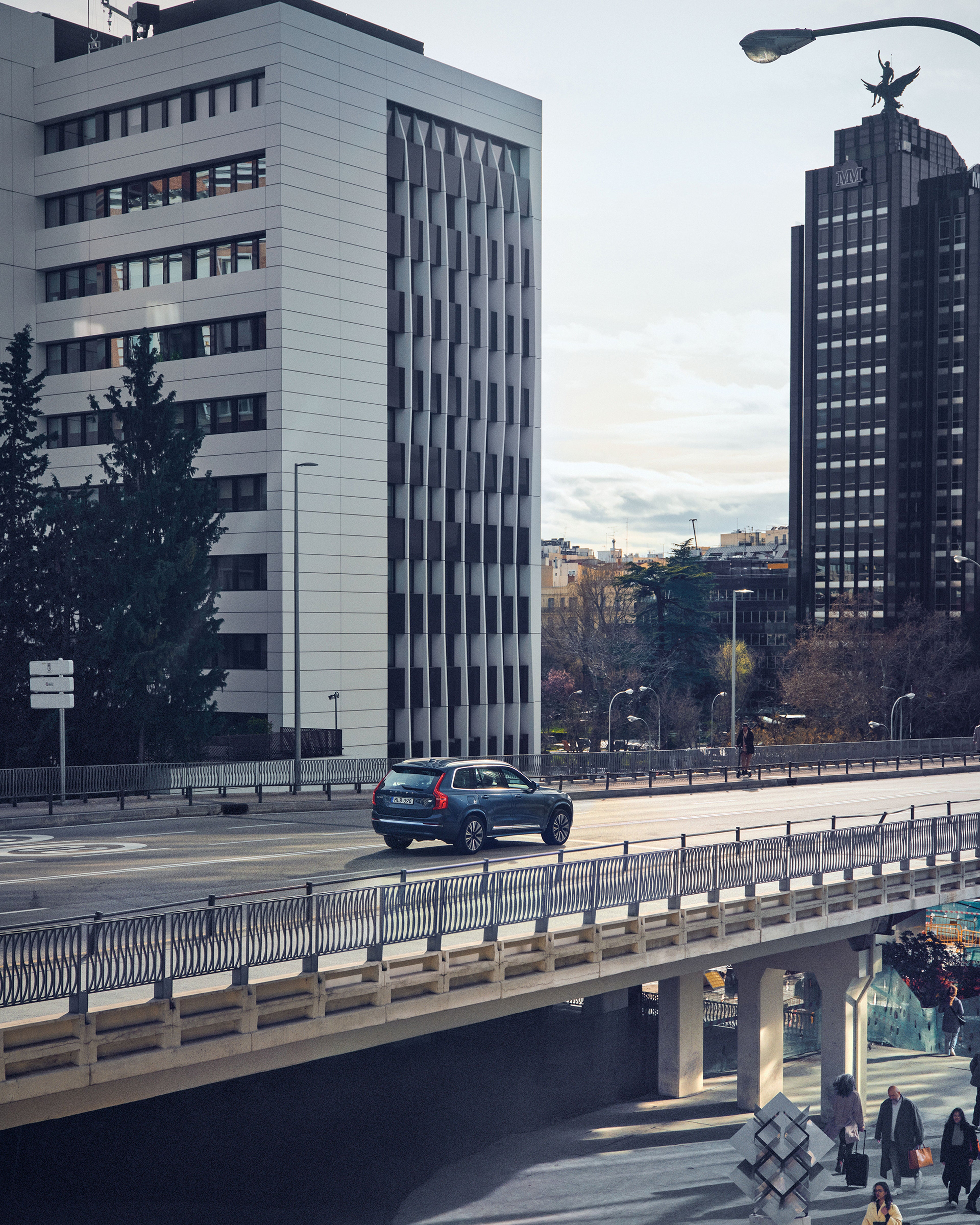 Volvo Hotel Program - Volvo driving through city