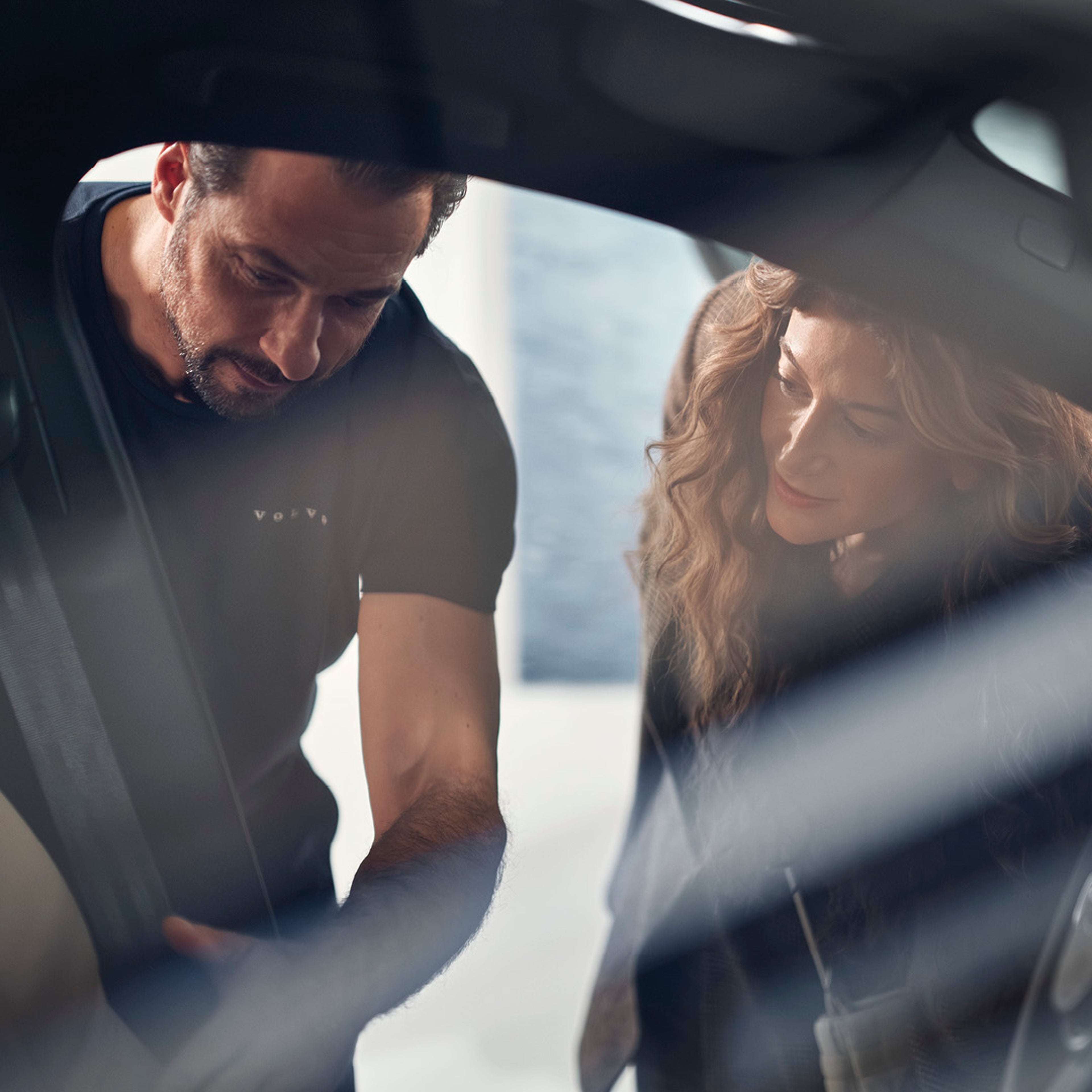 Serwis Volvo dwóch pracowników przy aucie