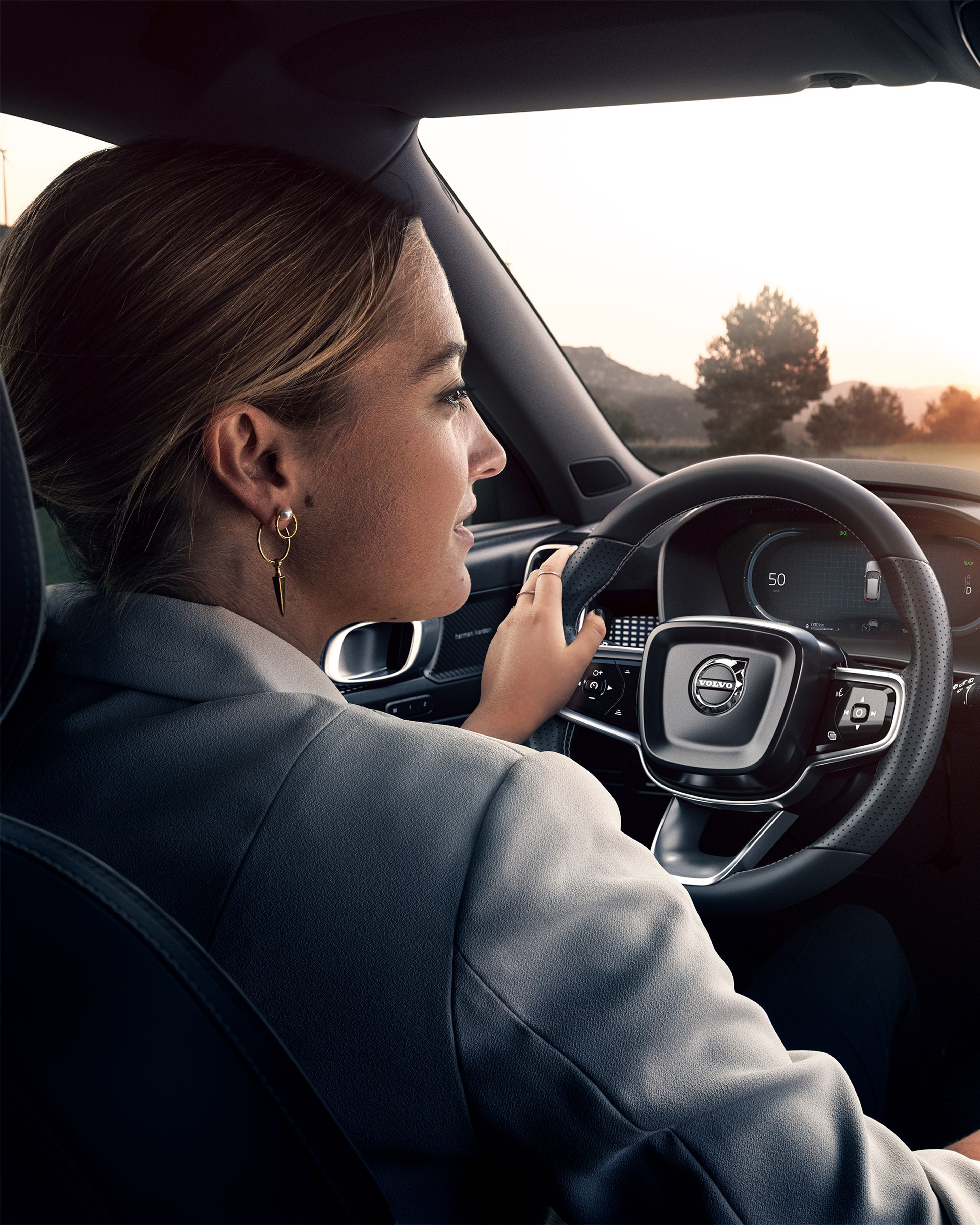 Femme à bord d'un Volvo