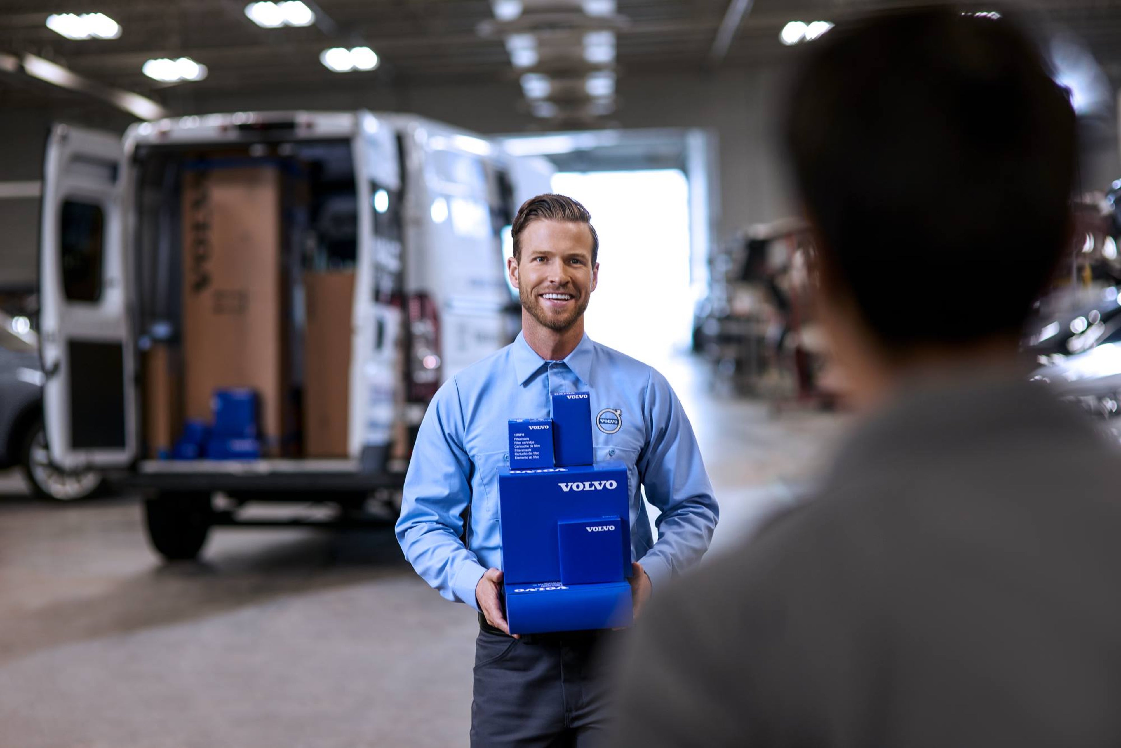 Un angajat Volvo transmite filtre și piese de schimb originale unui client