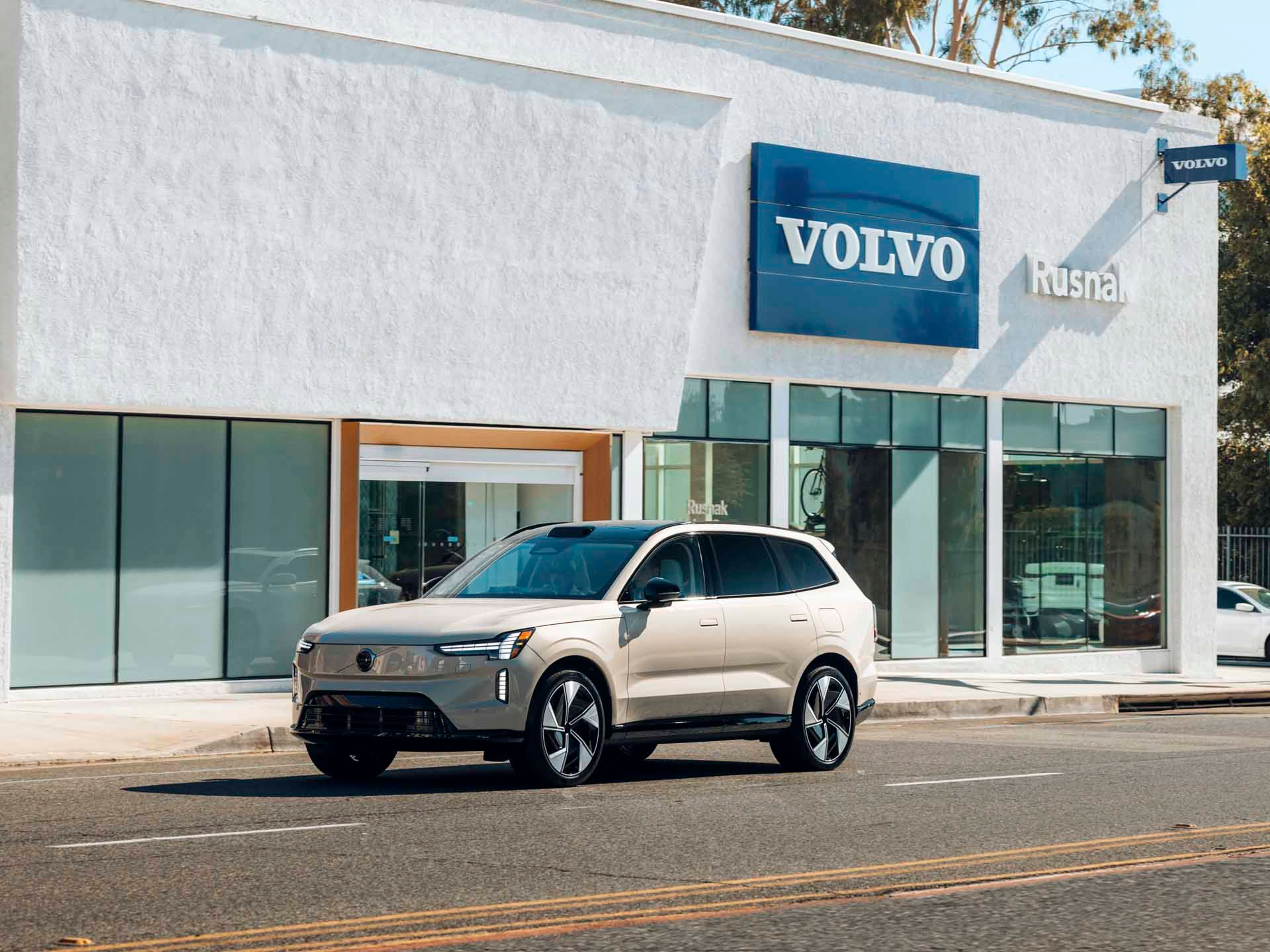 Vehículo Volvo eléctrico a la salida de un concesionario