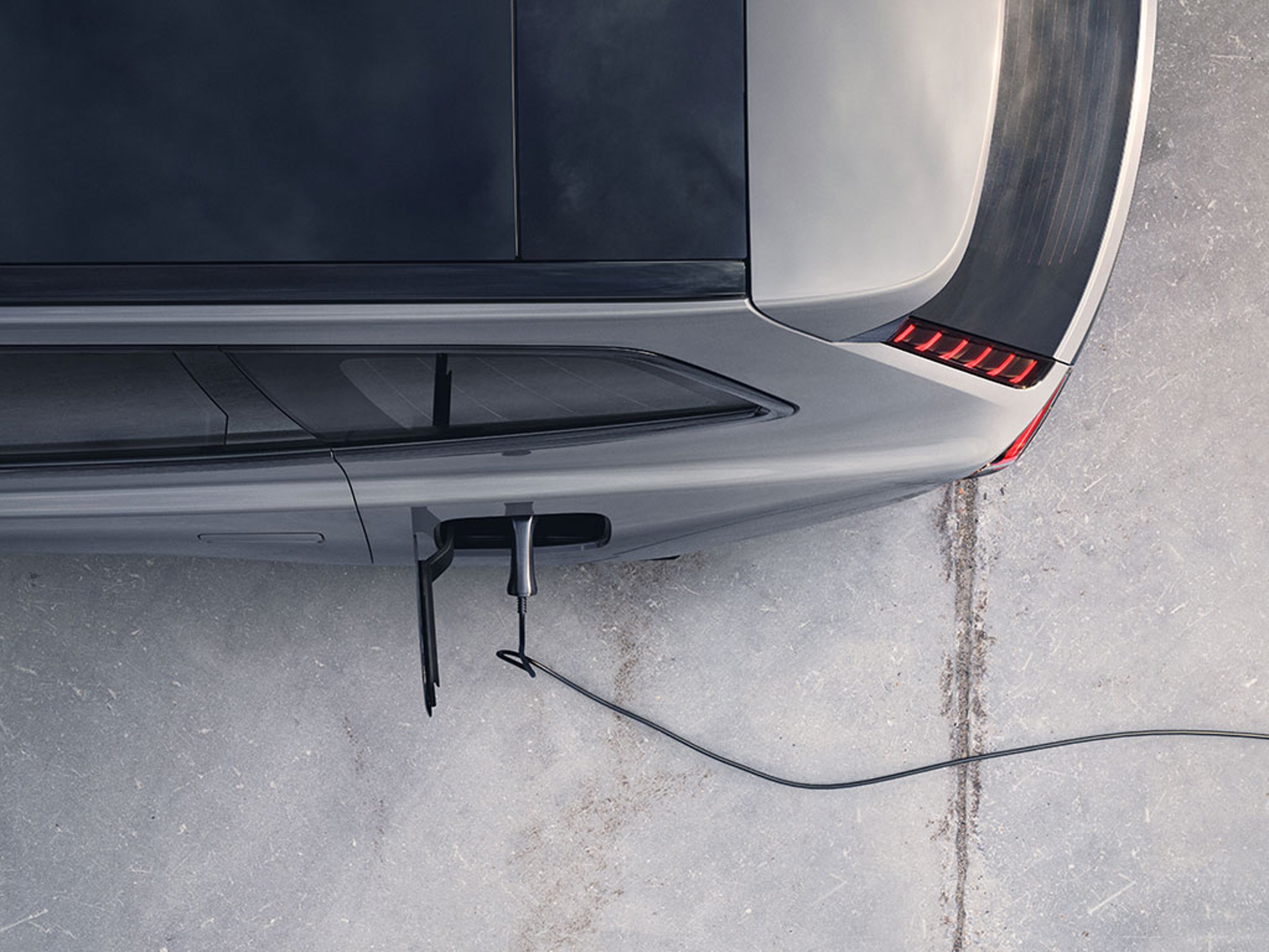 Vue aérienne d’une Volvo EX90 branchée à une borne de recharge