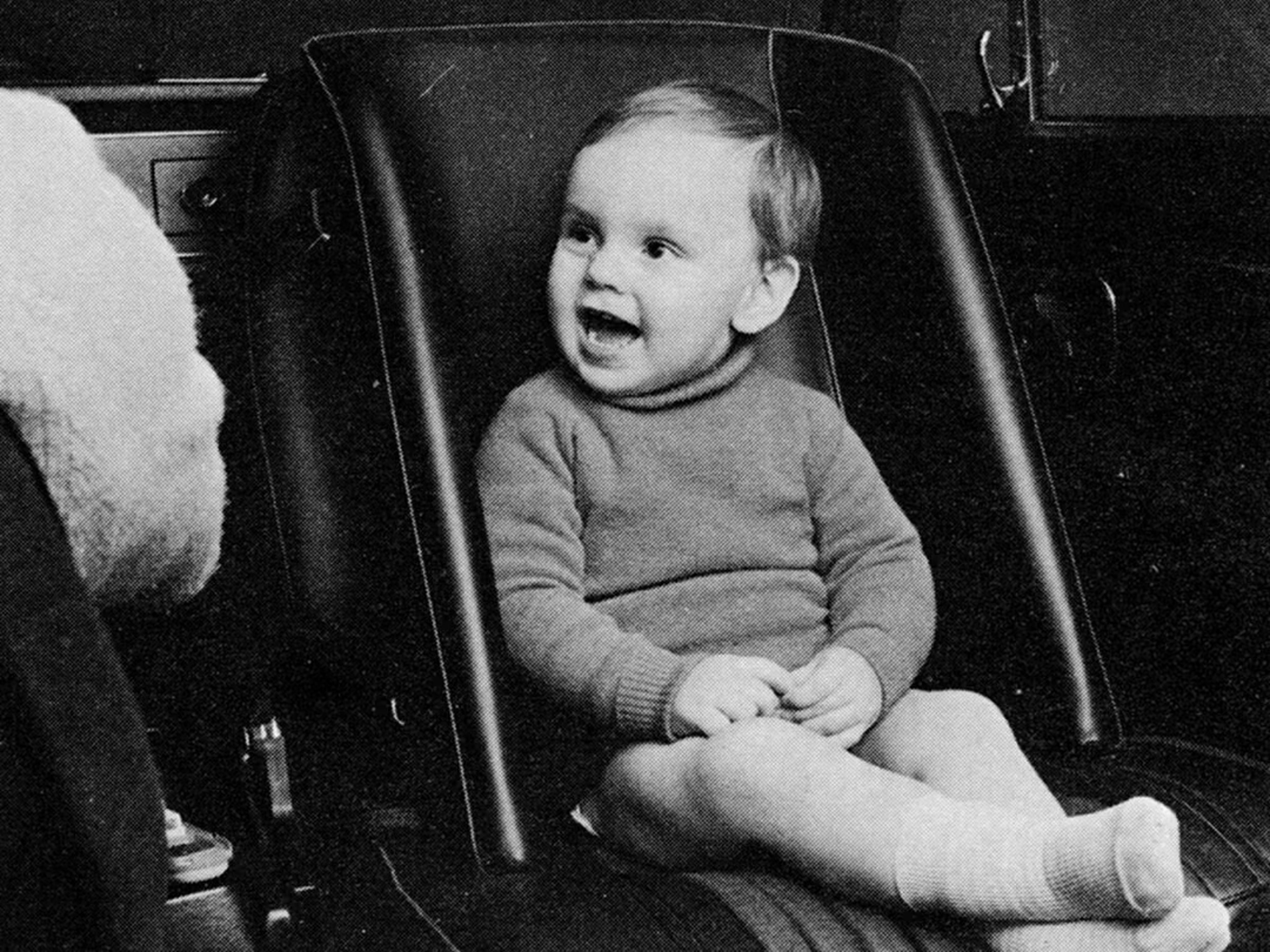 Photo noir et blanc d’un bébé dans le premier siège enfant inventé par Volvo