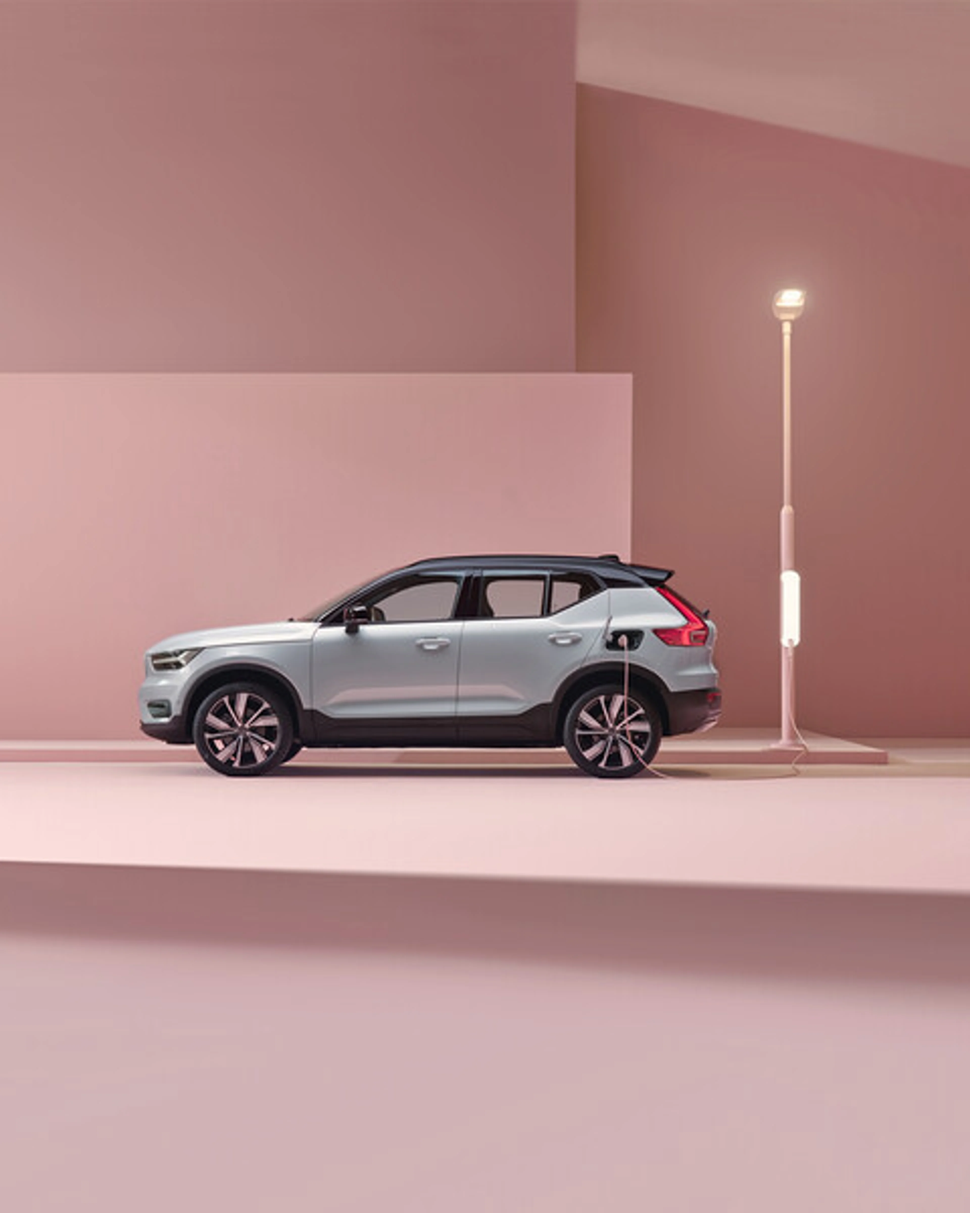 XC40 sett fra siden i studiomiljø og rosa bakgrunn