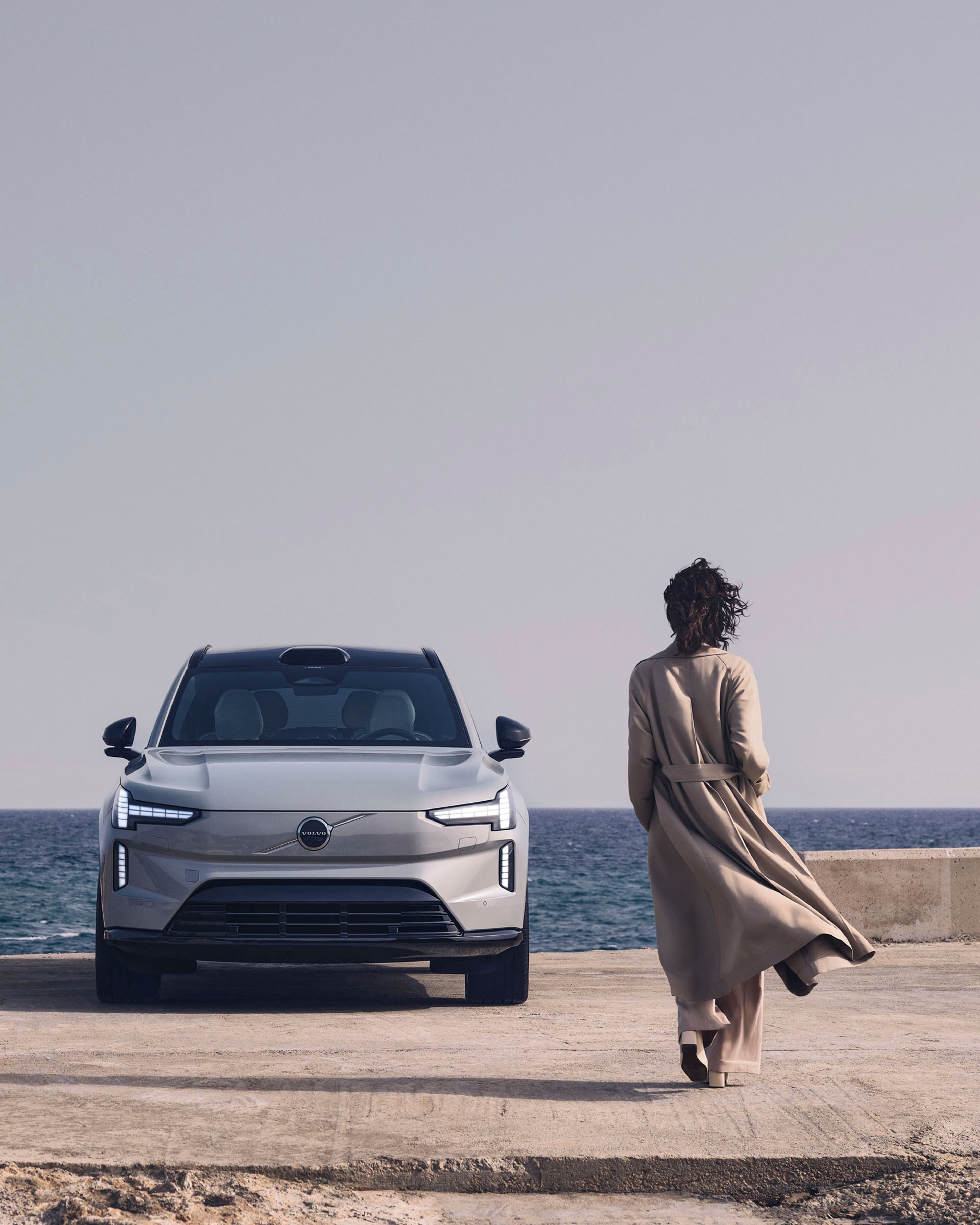 Un Volvo EX30 eléctrico vista frontal delante del mar