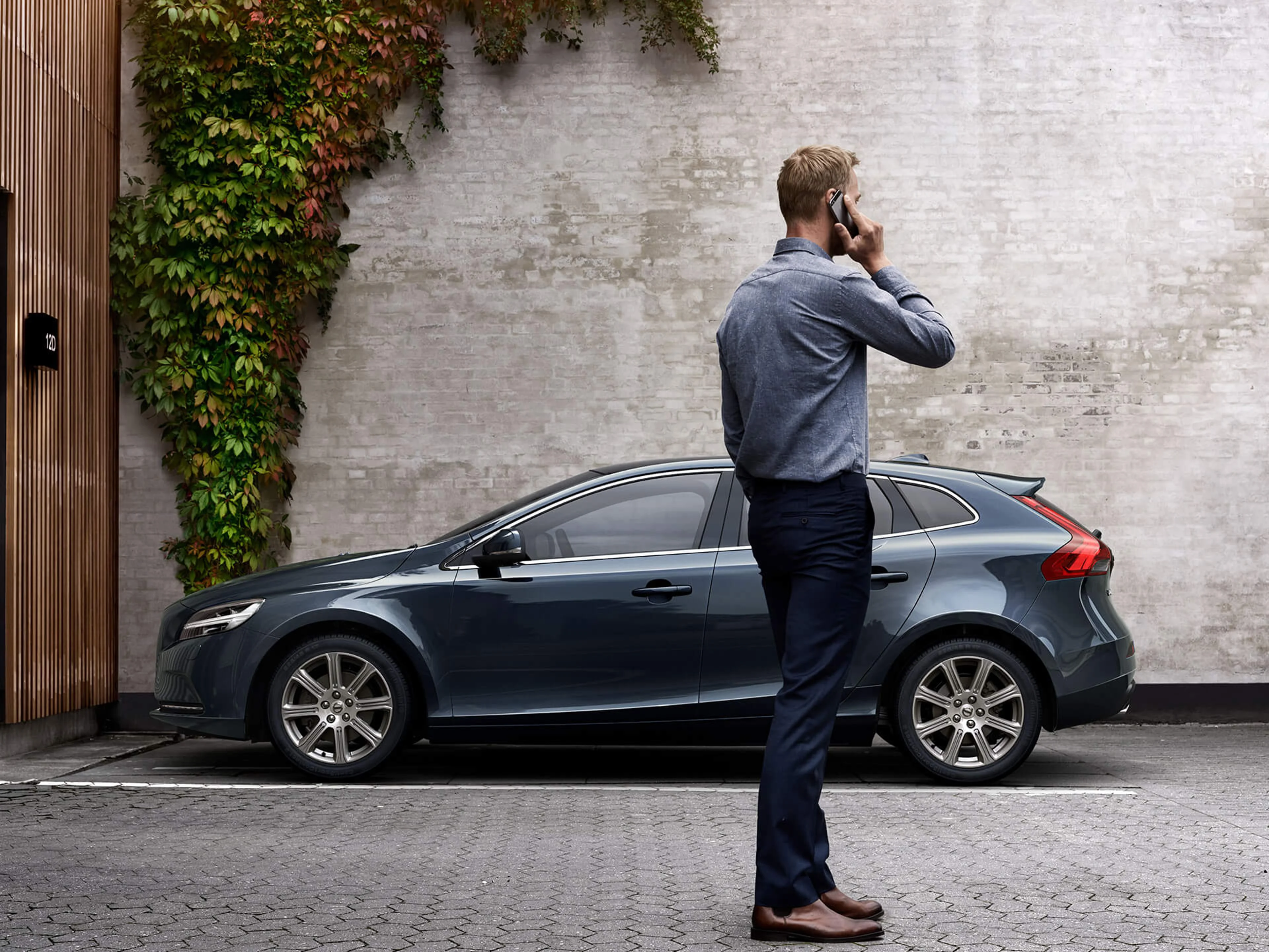 Auto und Mann der telefoniert