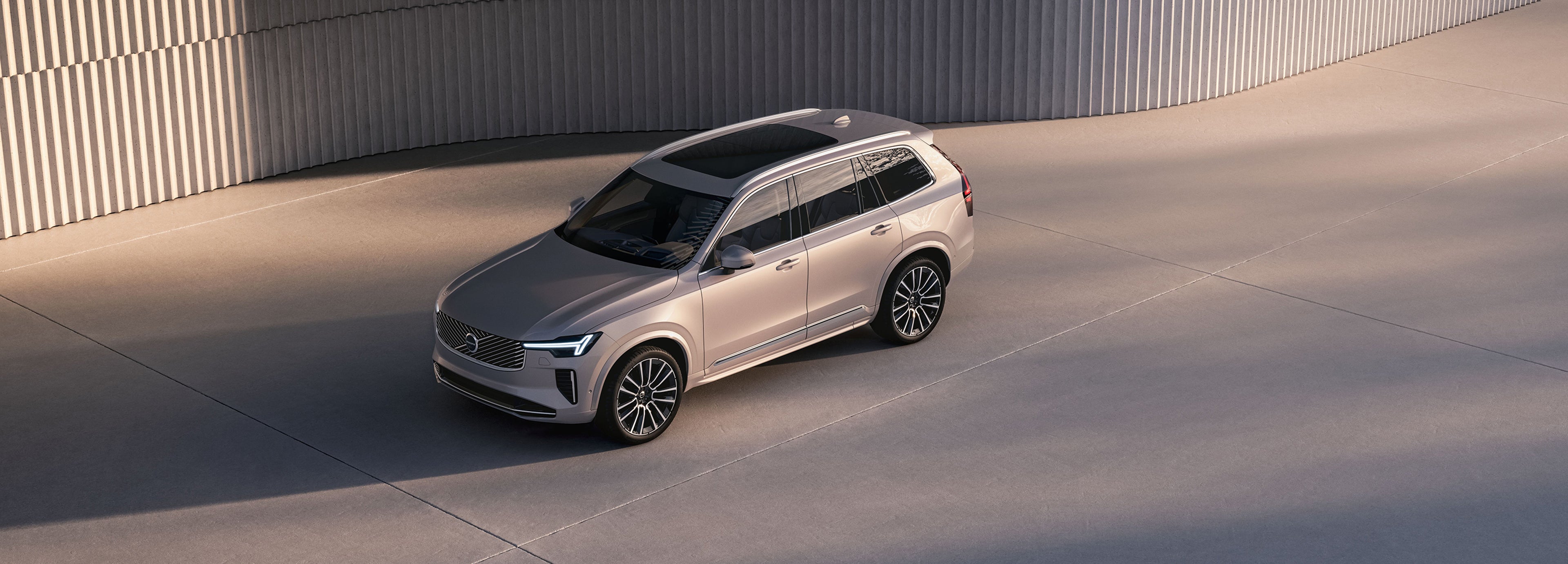 XC90 Recharge T8 AWD Plug-in Hybrid automatico 7 posti Core MY24 a noleggio per clienti privati