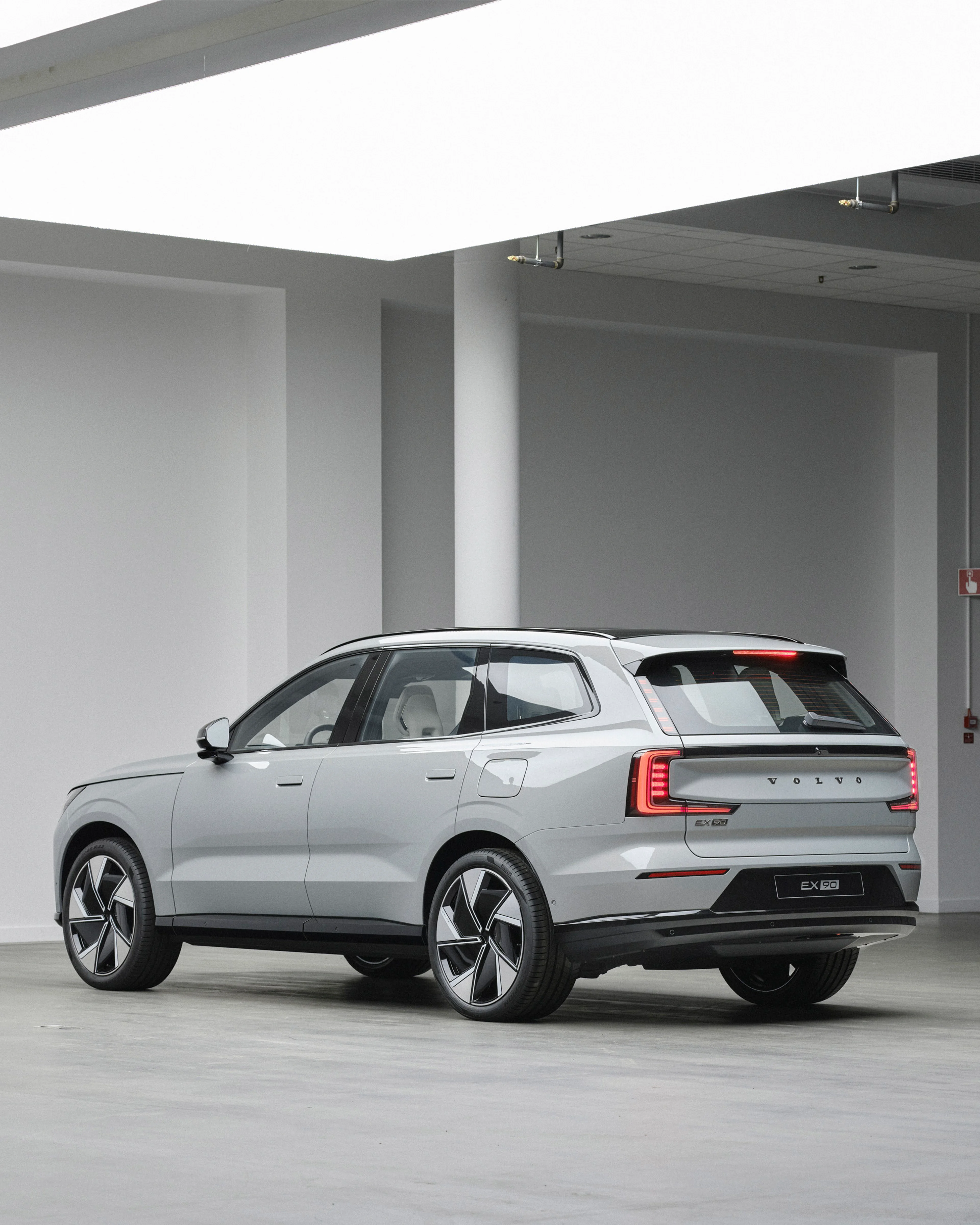 Volvo EX90 SUV vista lateral trasera