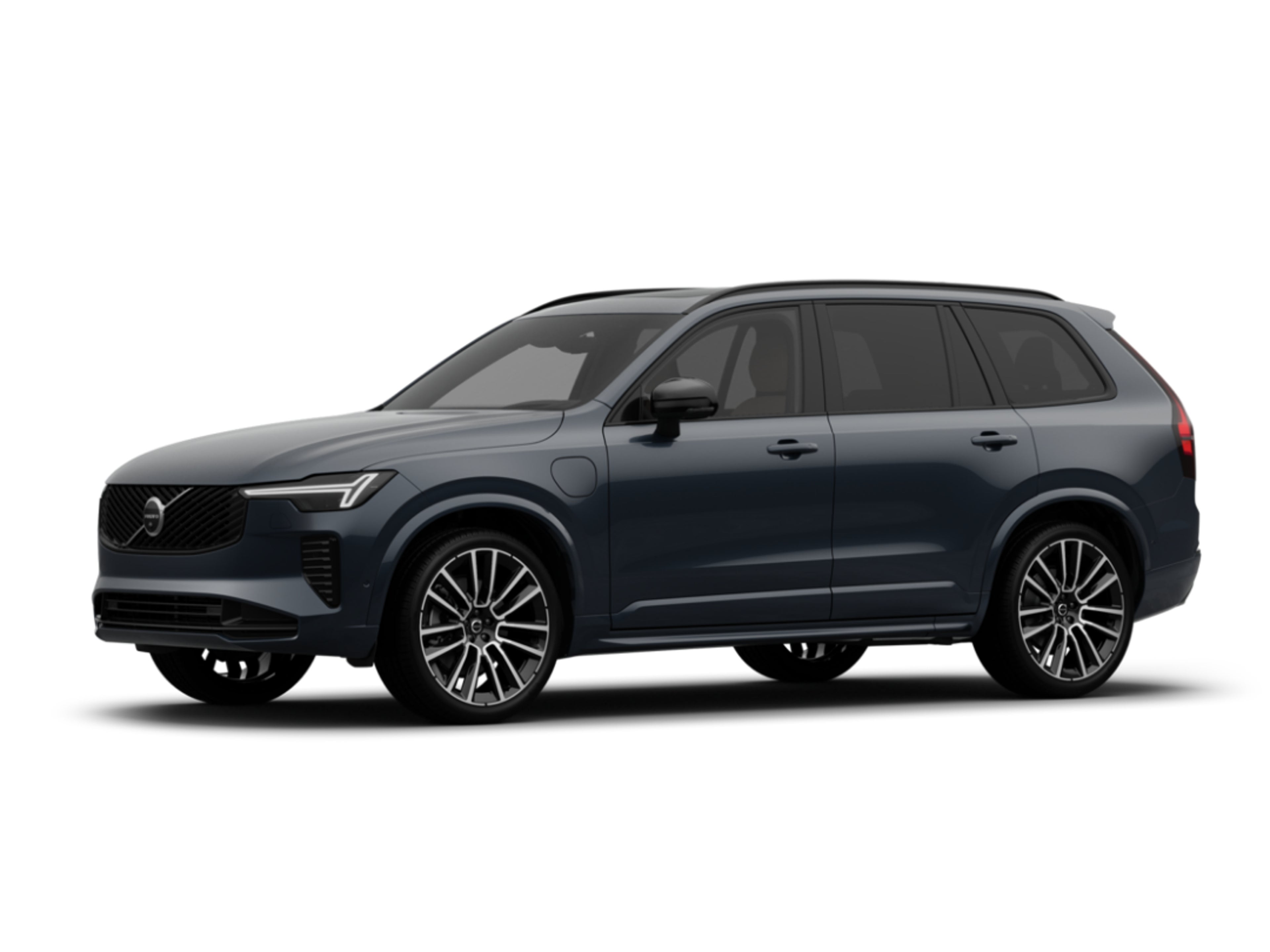 Volvo XC90 plug-in hybrid med polnjenjem ob sončnem zahodu.
