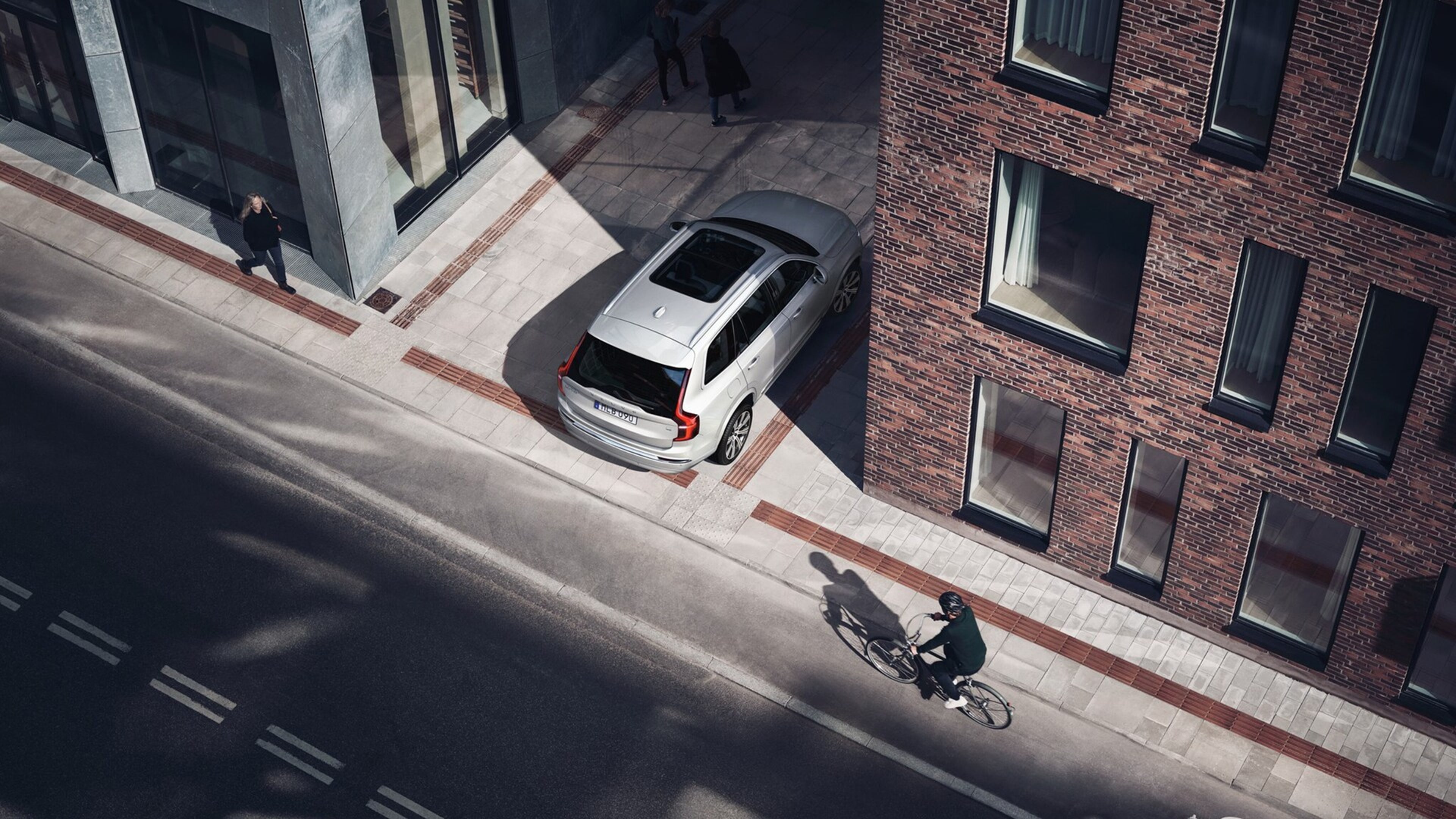 Egy szürke Volvo felülnézetből