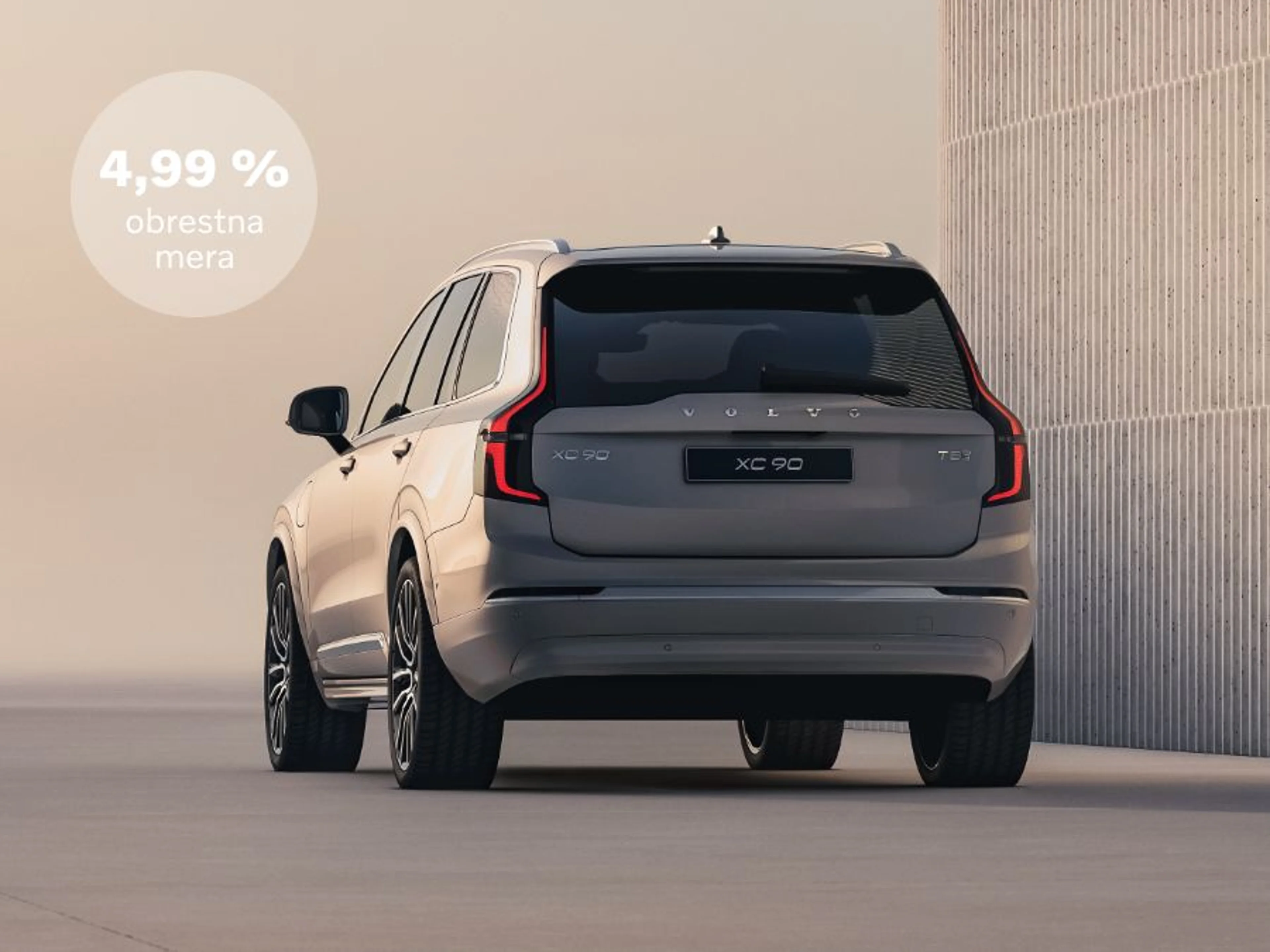 Volvo XC90 s promocijsko obrestno mero 4,99 %, prikazan v stranskem pogledu.