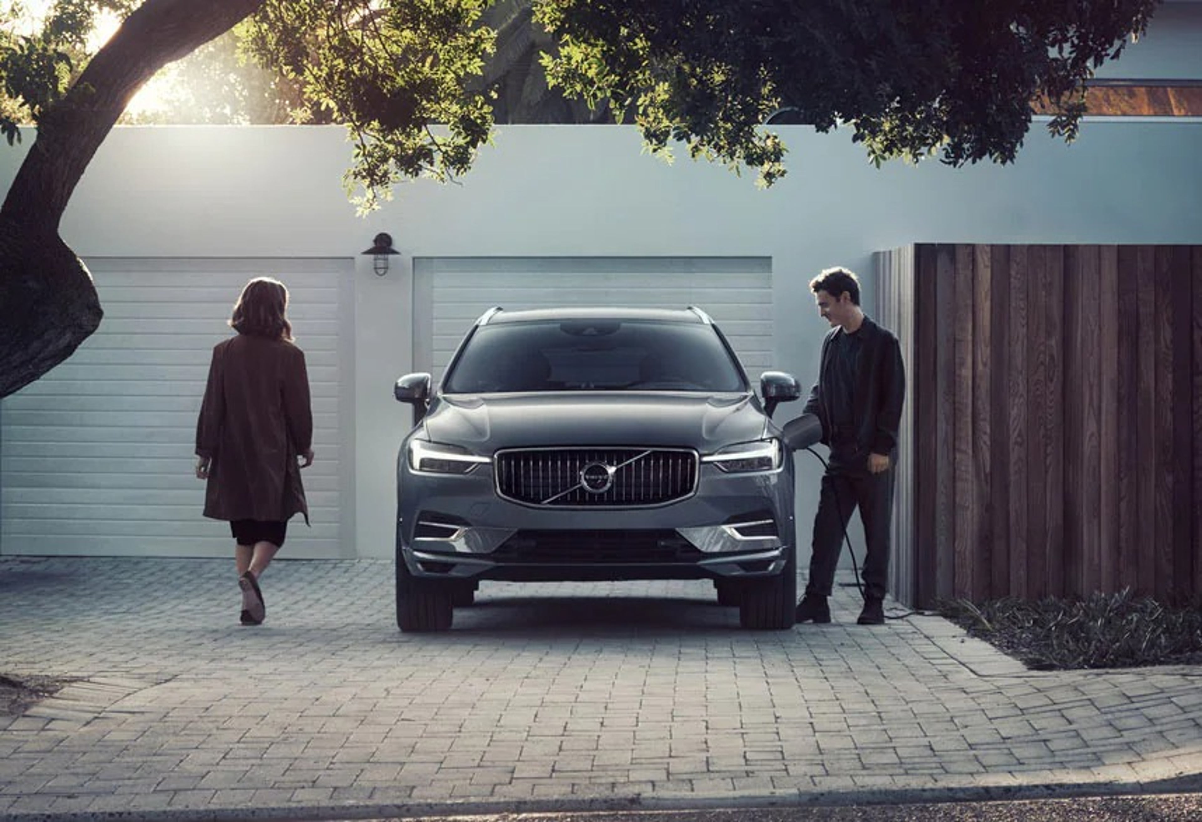 Couple autour d'une voiture Volvo de face