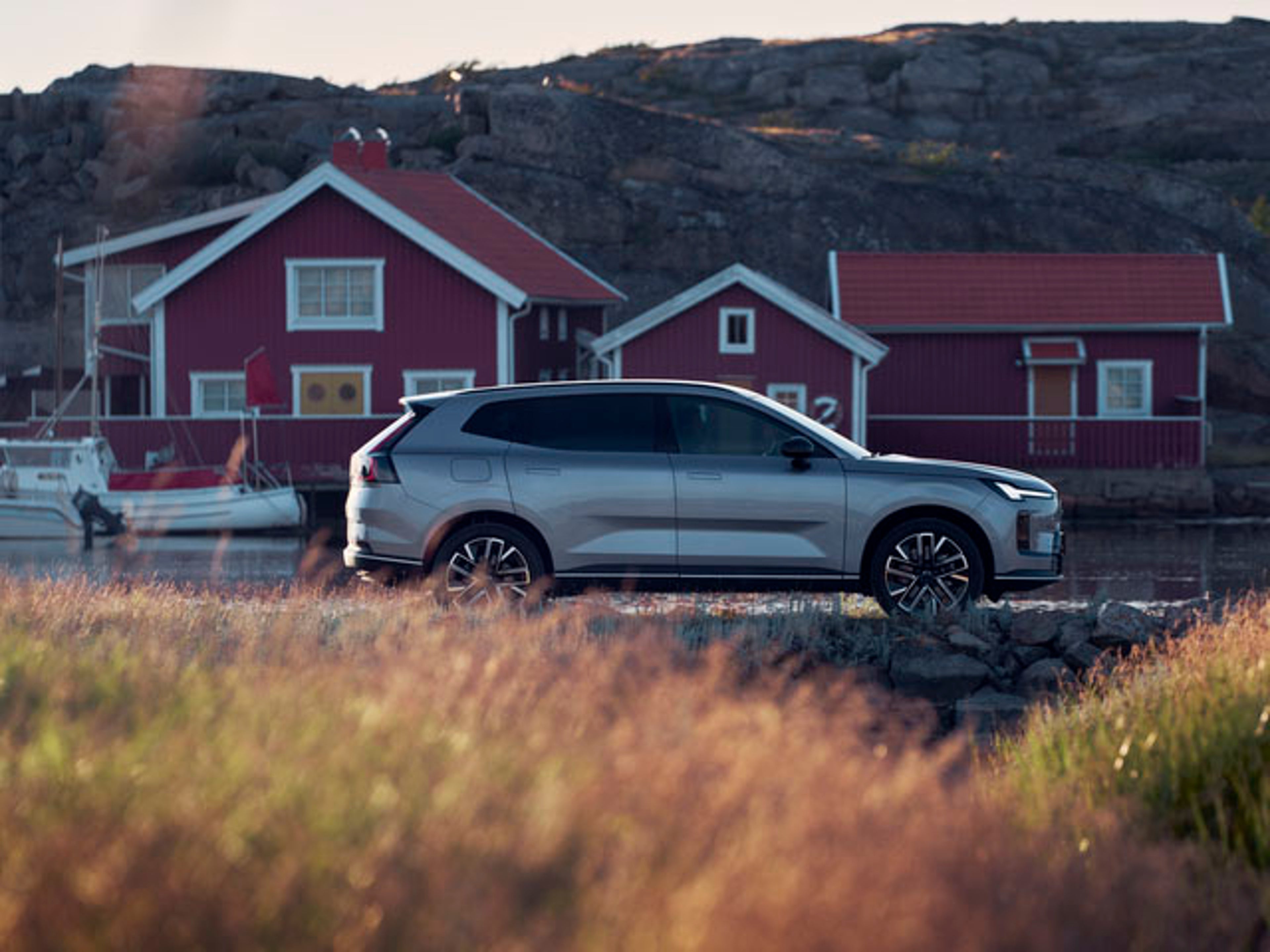 Un Volvo XC90 atravesando un pueblecito