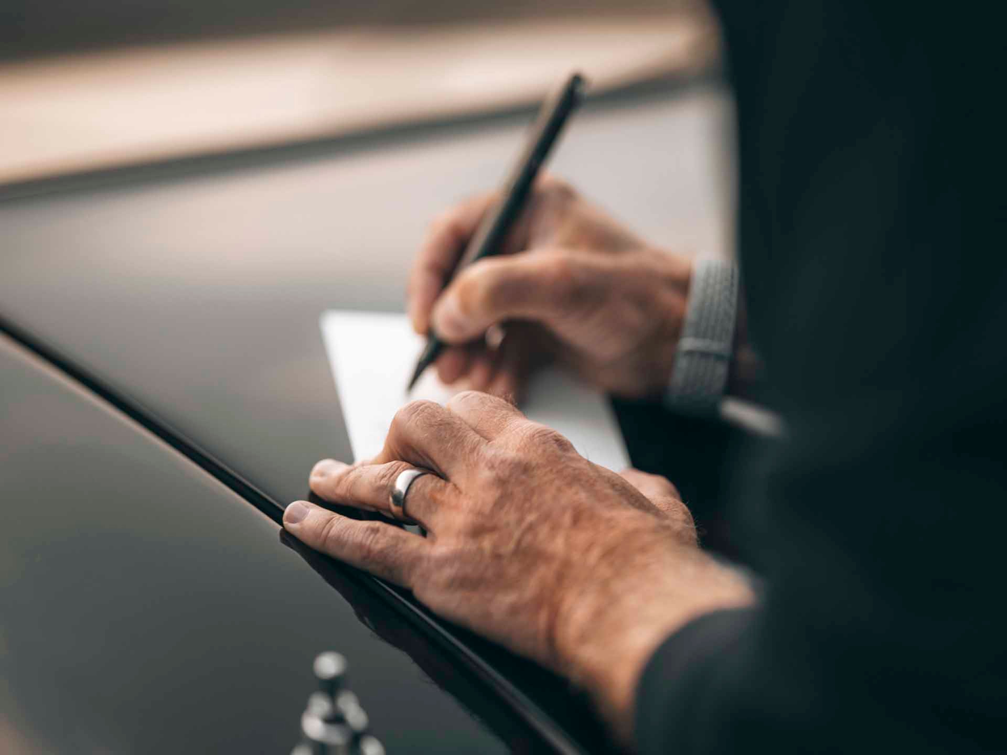 Unas manos firmando unos papeles