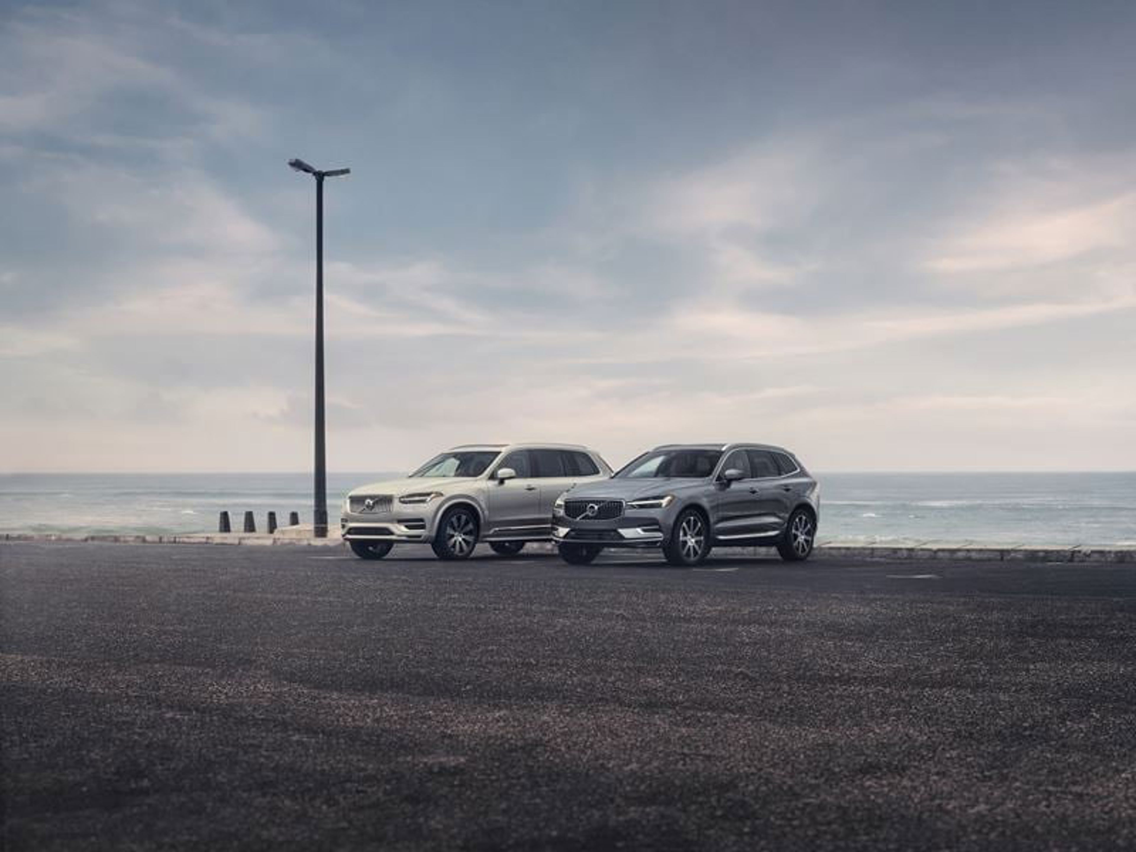 XC90 og XC60 sett med kystlinje i bakgrunnen