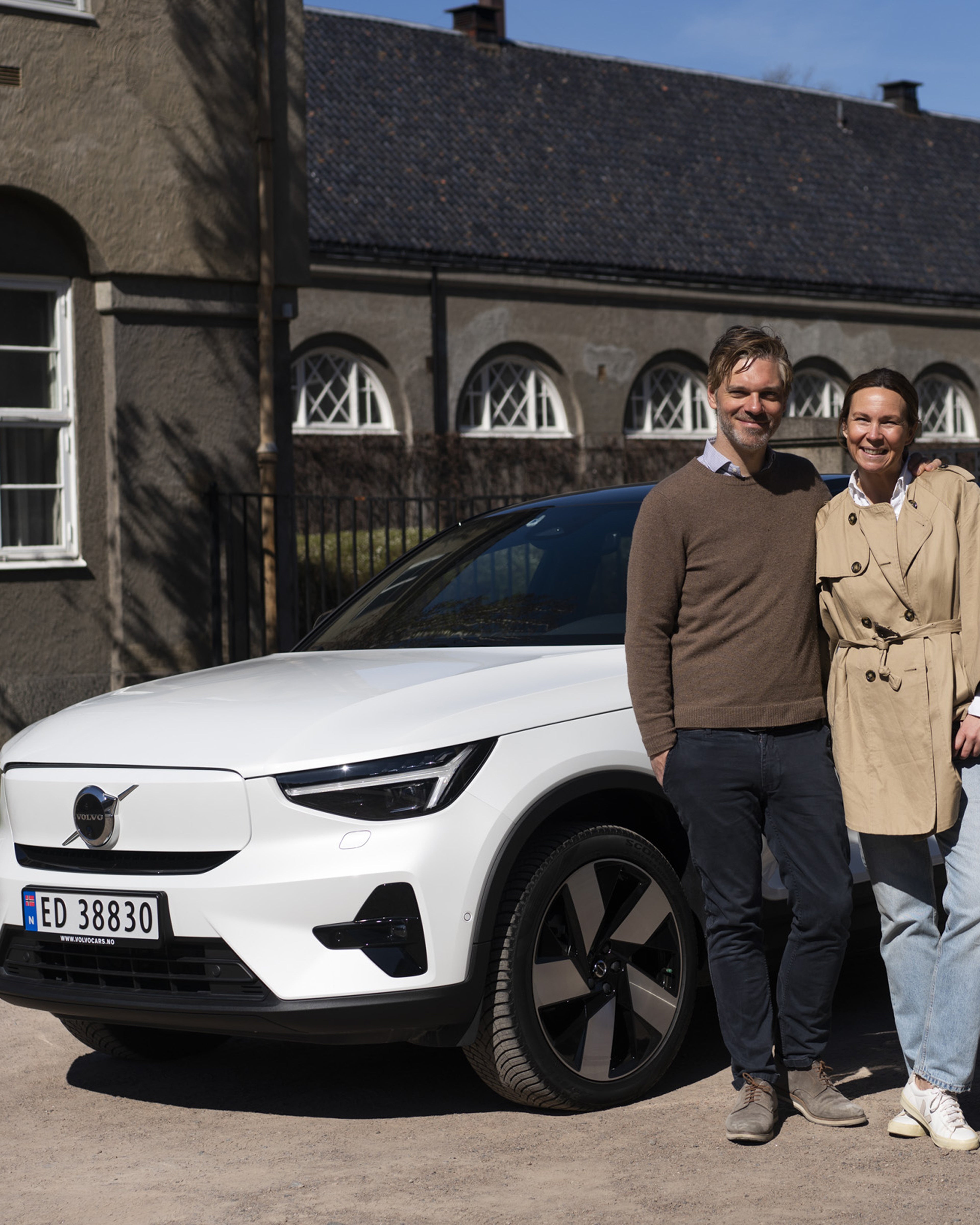 Et par stående foran en hvit C40