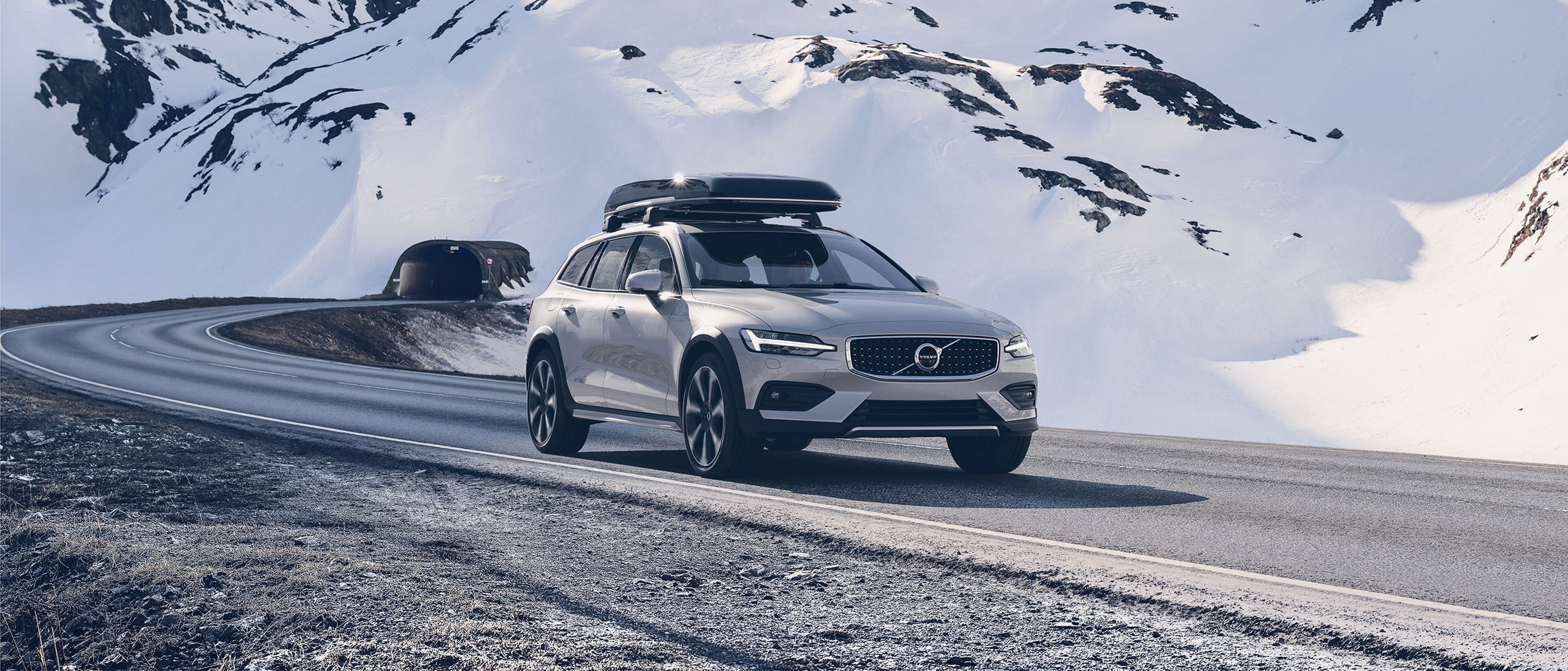 Volvo grise avec coffre de toit par temps enneigée