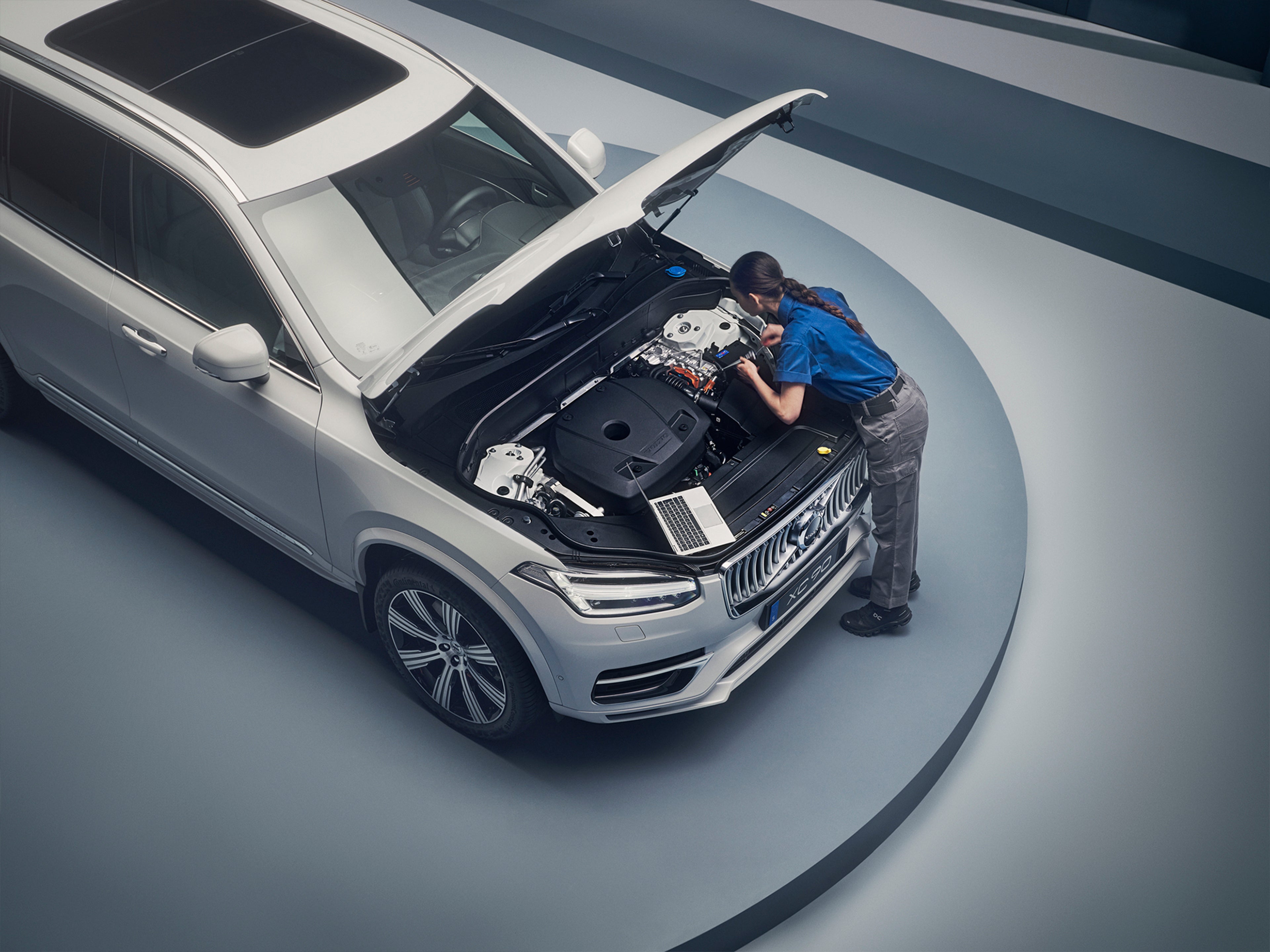 Un técnico Volvo dando mantenimiento a un vehículo.