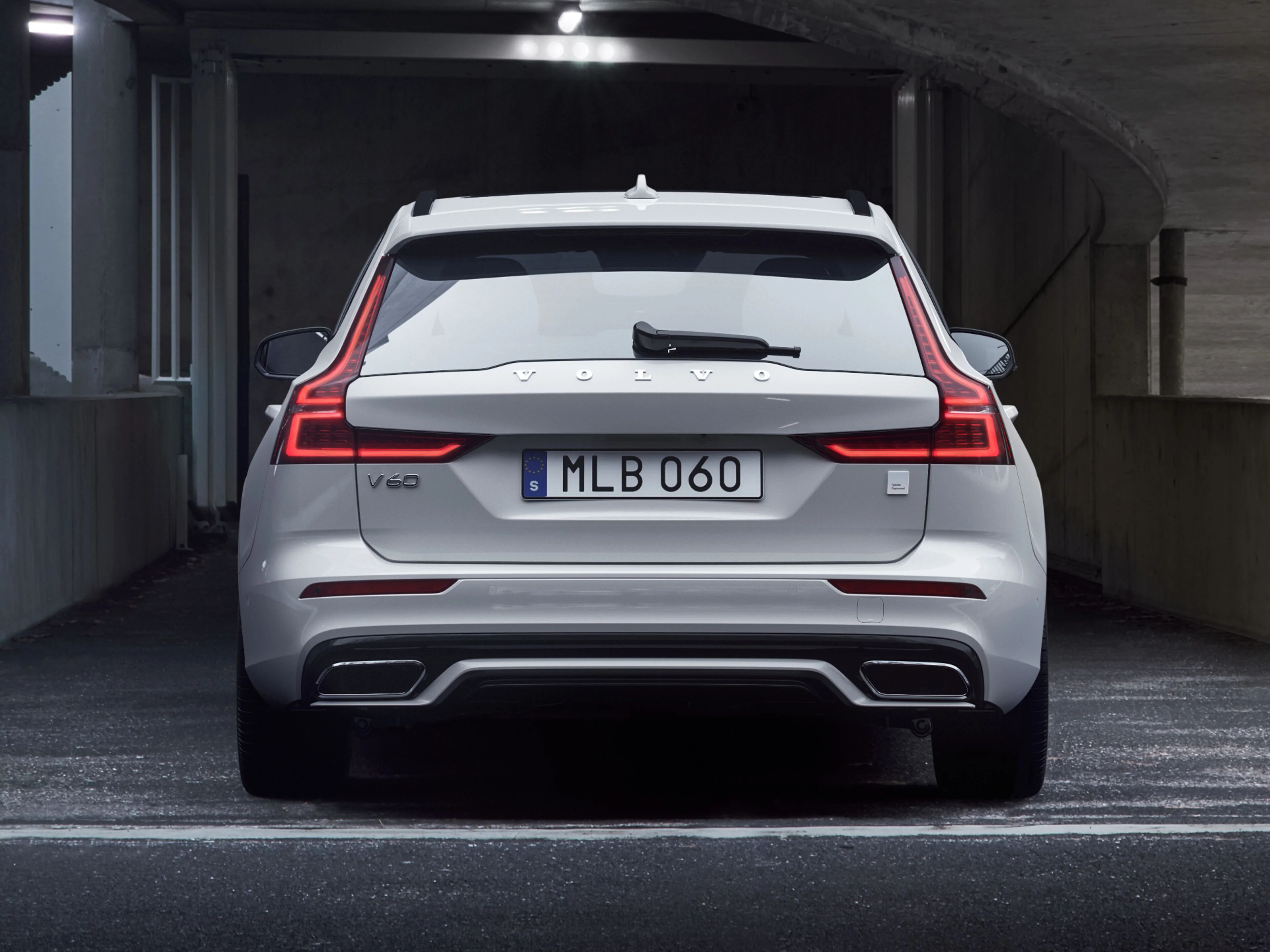 Heckansicht eines silbernen Volvo V60 in einer Garage.