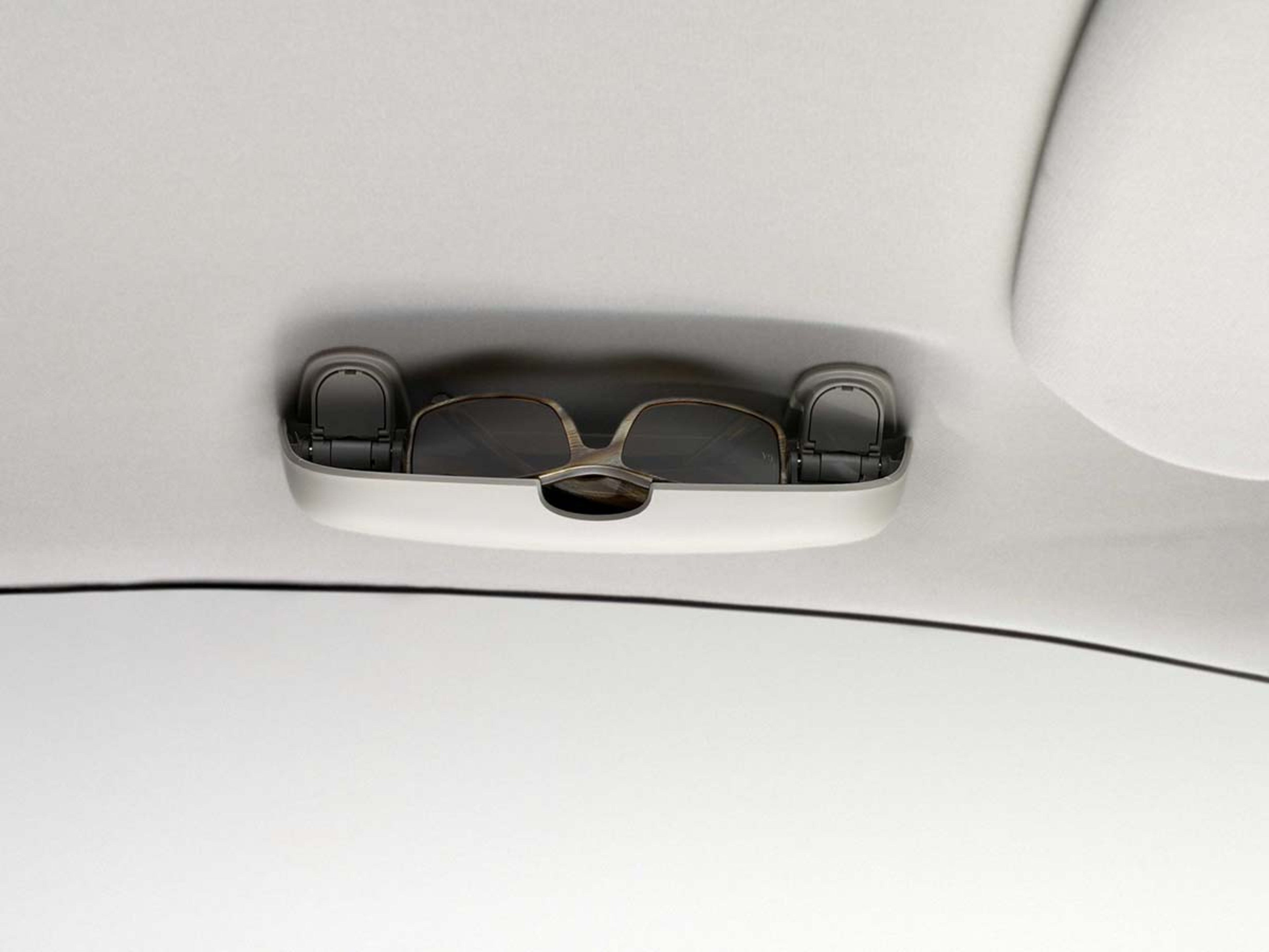 Držač za naočare u boji enterijera