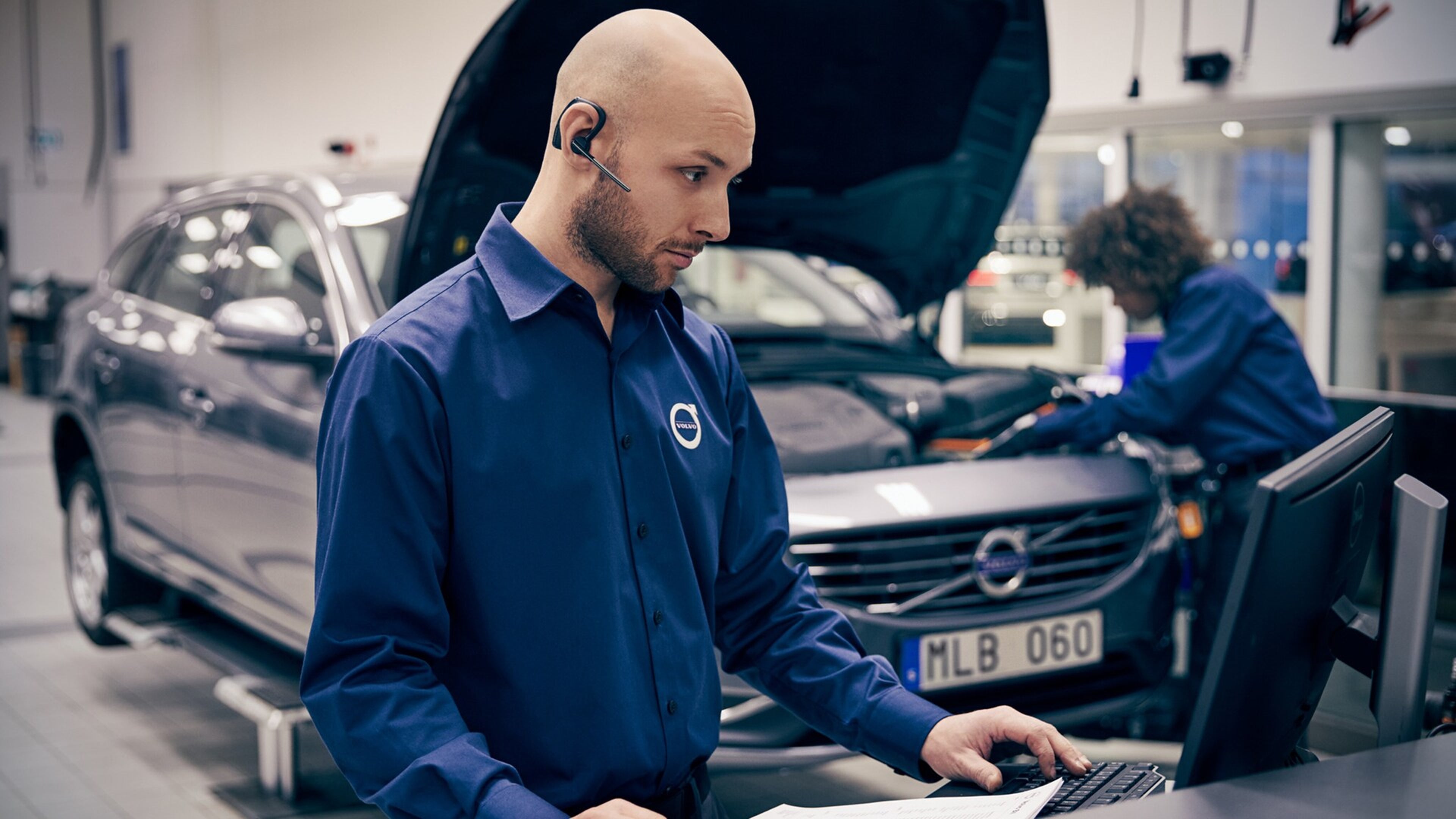 Egy Volvo márkaszerviz munkatársa közelképen