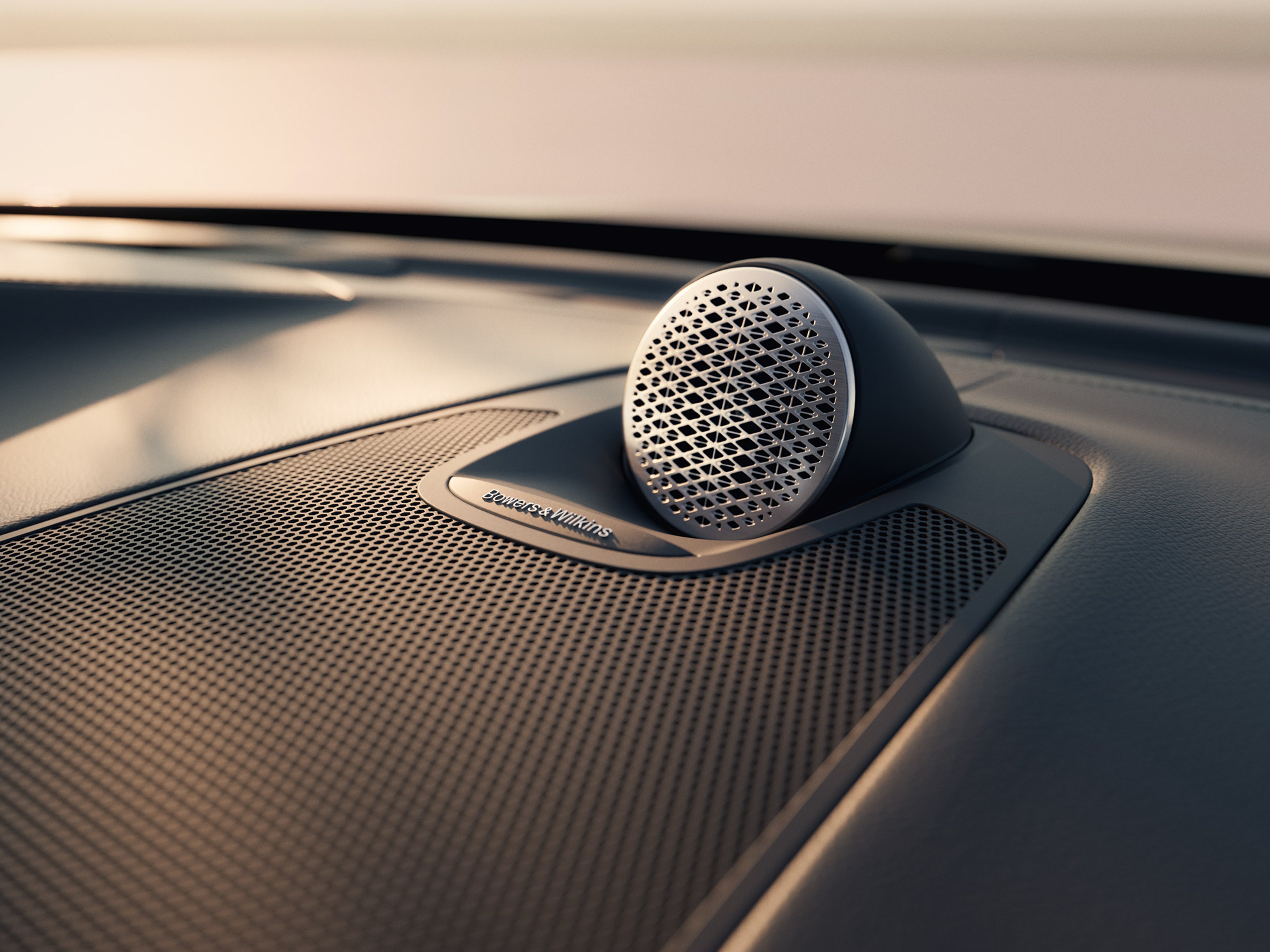 Lähikuva Volvo XC60 lataushybridikatumaasturin kojelaudan keskiosan Bower & Wilkins High Fidelity Audio System kaiuttimesta.
